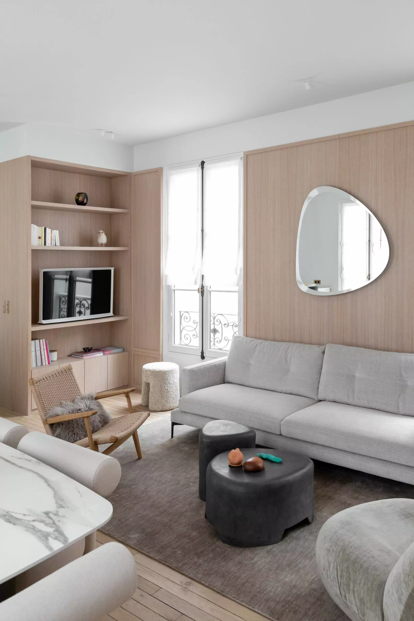 Aménagement intérieur – Salon élégant avec canapé gris et miroir rond – Projet Cassette CTEG