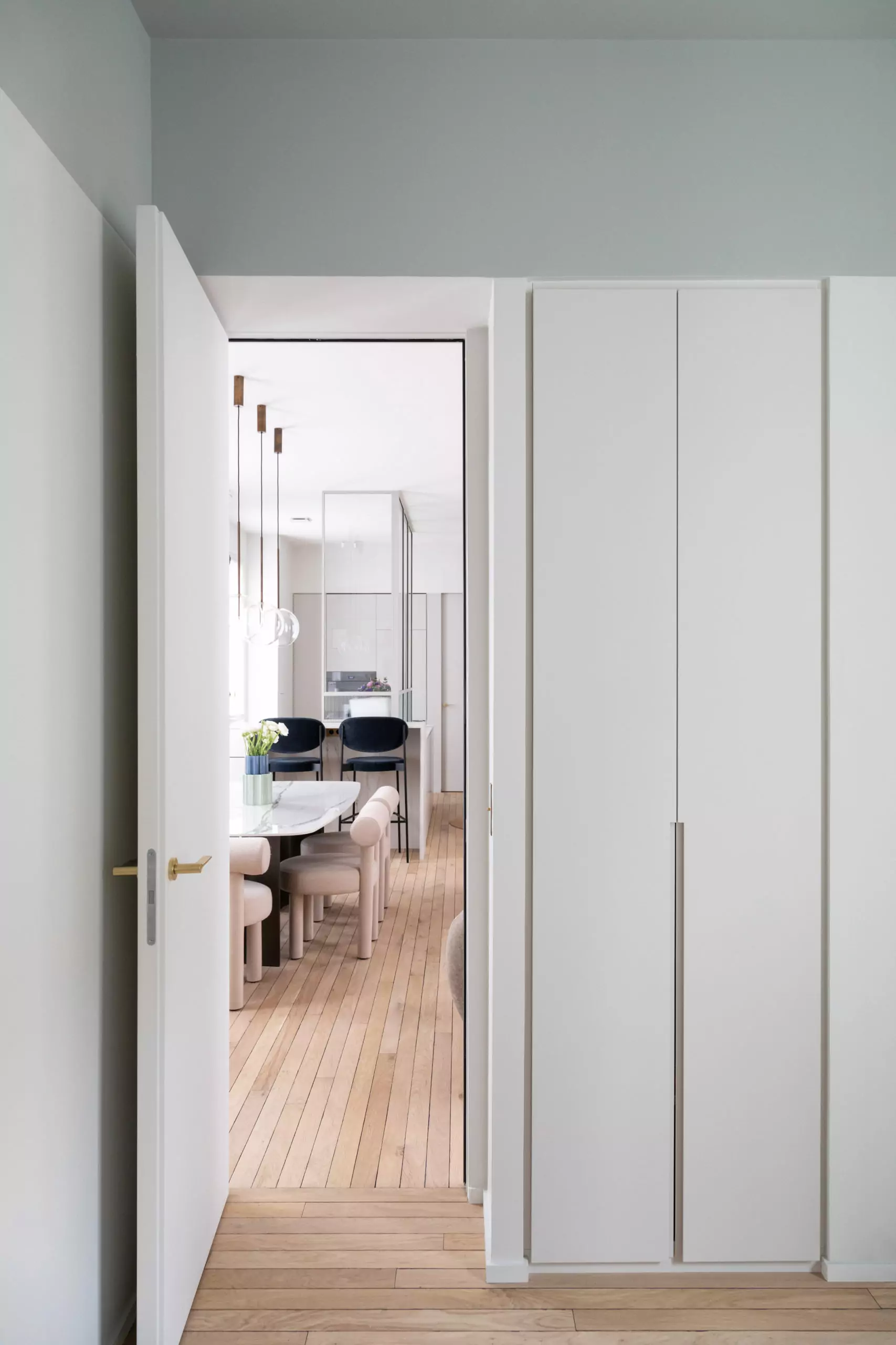 Aménagement intérieur – Couloir épuré avec parquet bois clair – Projet Cassette CTEG