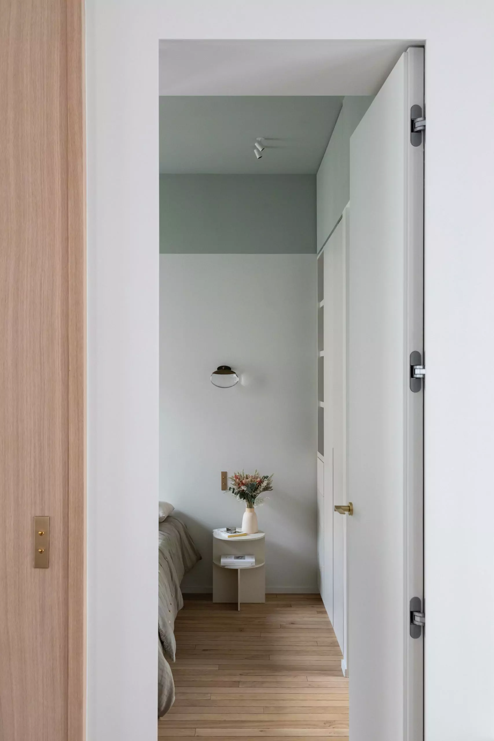 Aménagement intérieur – Salle de bain contemporaine avec porte coulissante bois – Projet Cassette CTEG