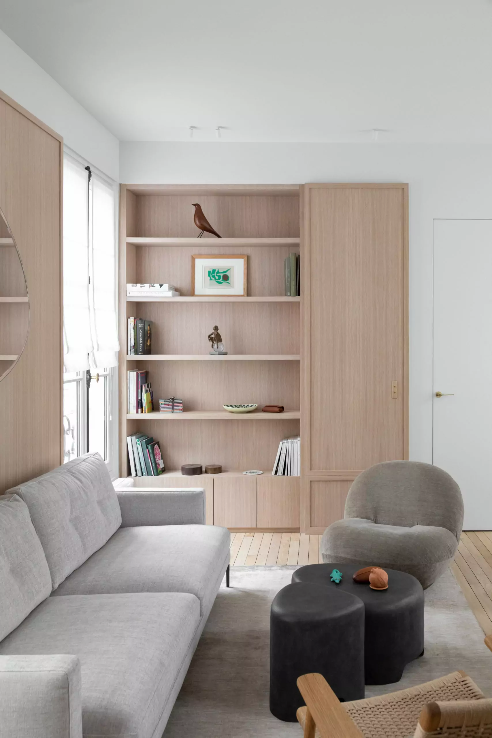 Aménagement intérieur – Salon convivial avec bibliothèque bois clair – Projet Cassette CTEG