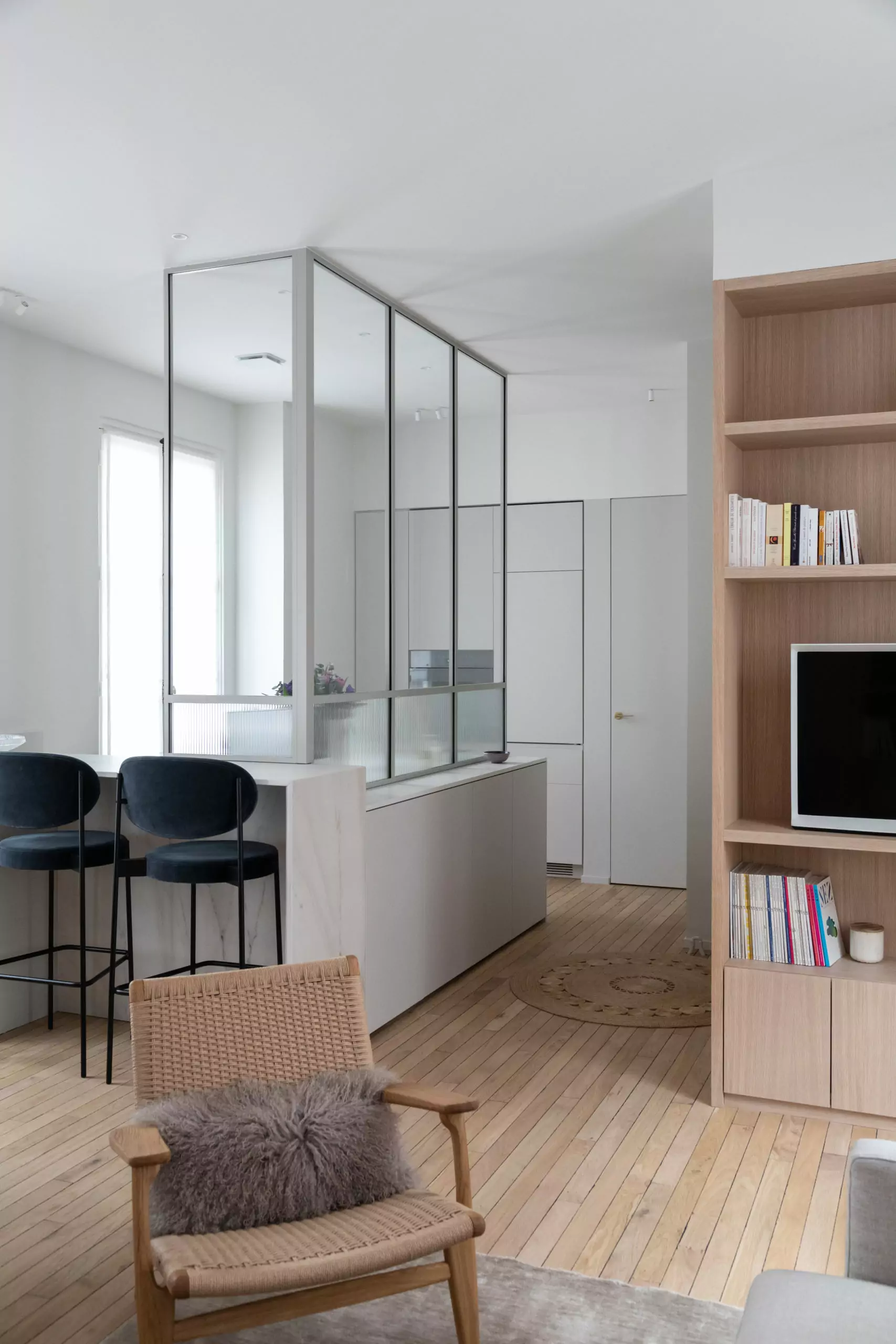 Aménagement intérieur – Salon moderne avec verrière atelier et fauteuil beige – Projet Cassette CTEG