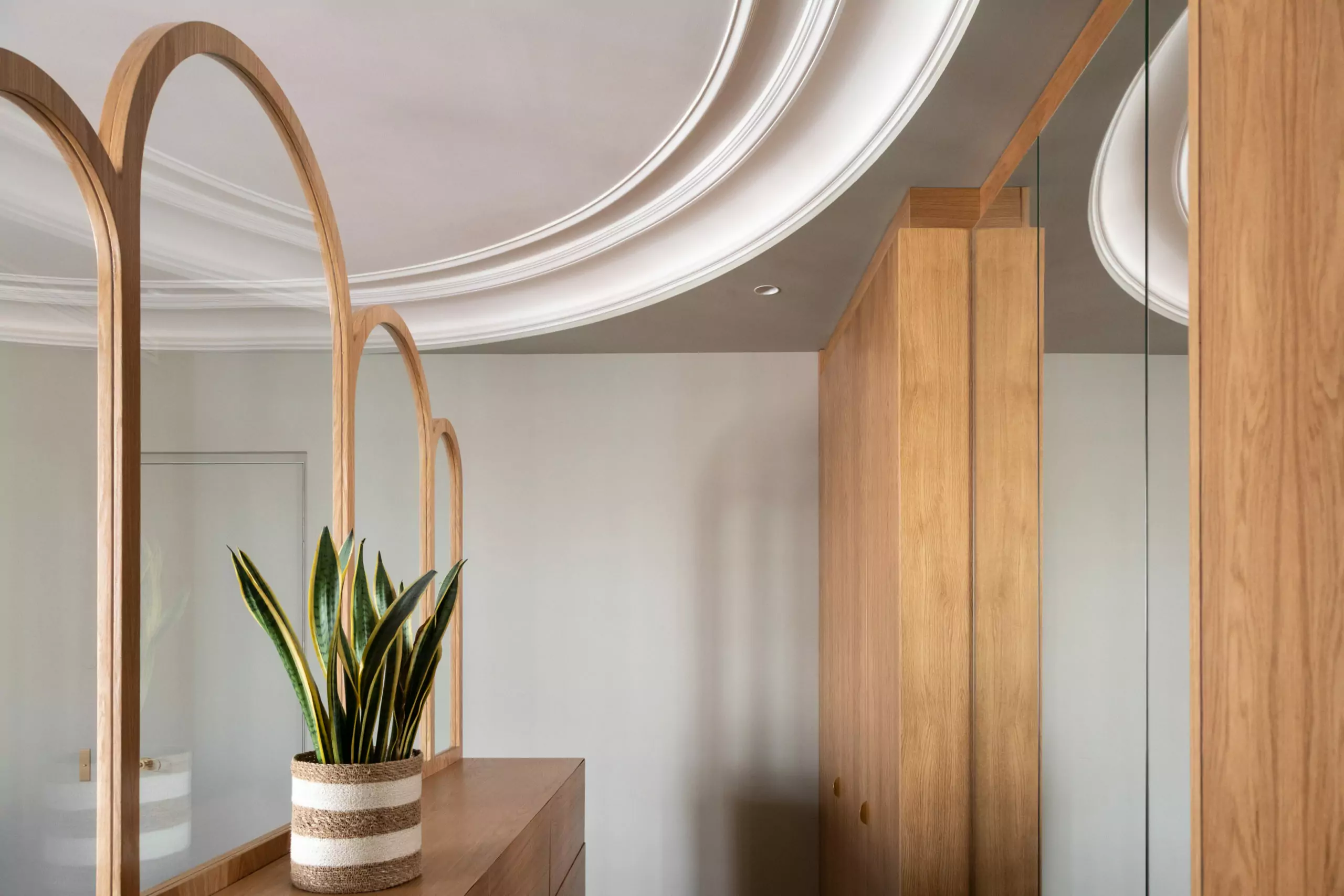 Aménagement intérieur – Détail décoratif d’un miroir et arches en bois – Projet Poissonnière CTEG