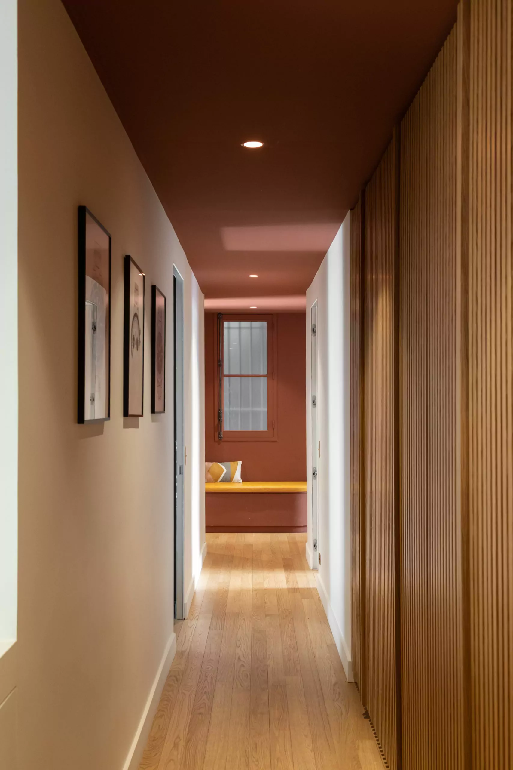 Aménagement intérieur – Couloir contemporain avec éclairage chaleureux – Projet Poissonnière CTEG