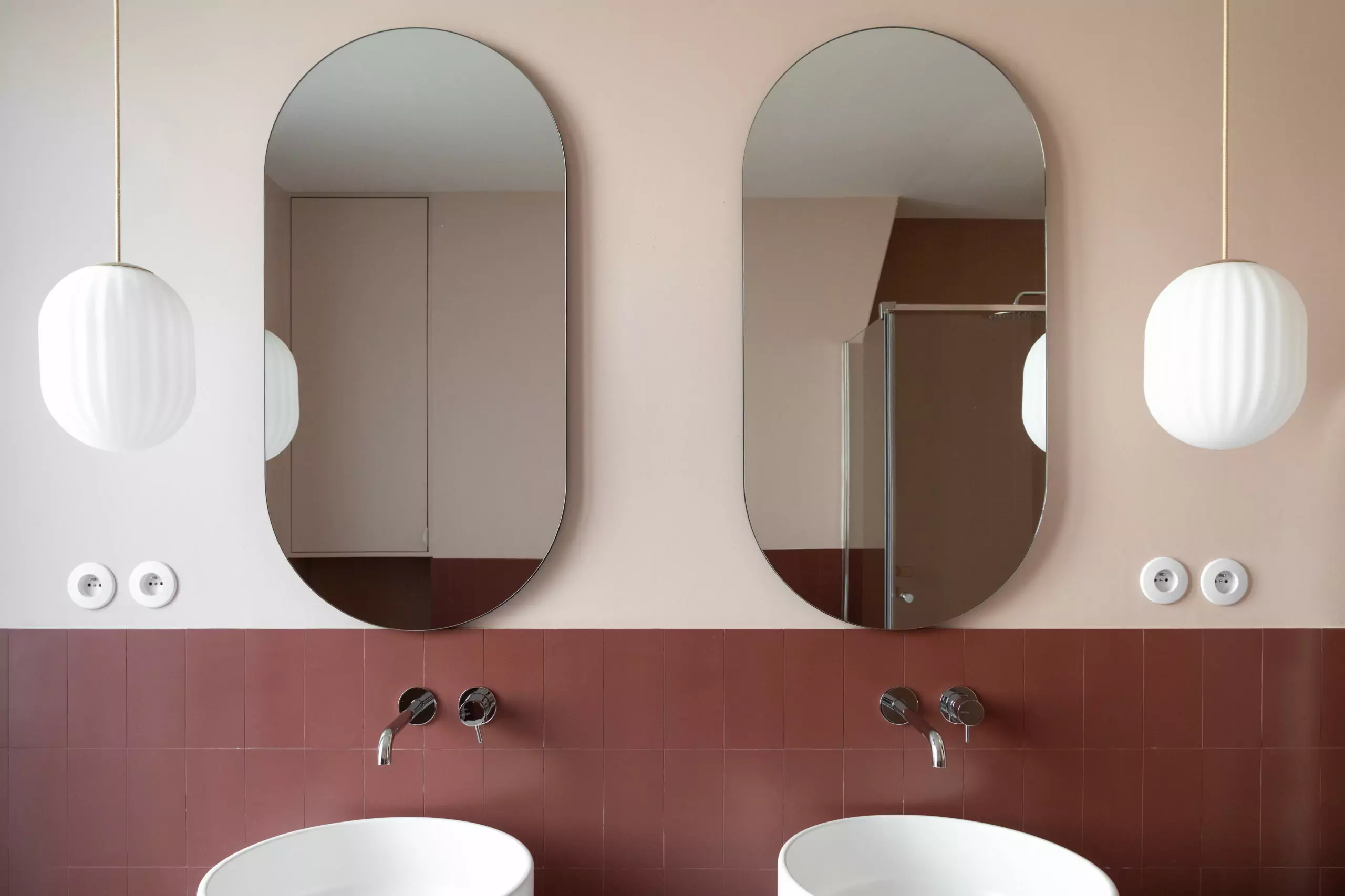 Aménagement intérieur – Salle de bain avec double vasque et miroirs ronds – Projet Poissonnière CTEG