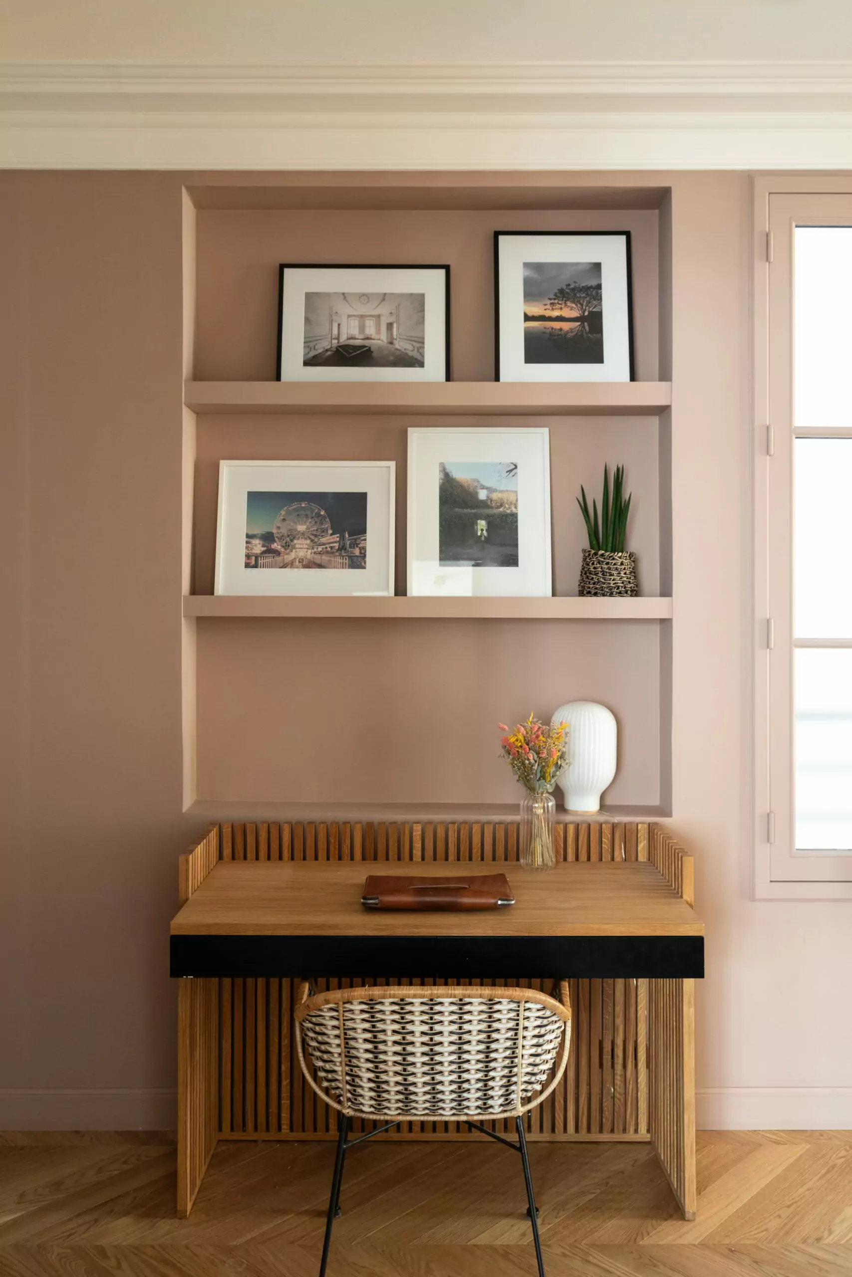 Aménagement intérieur – Salon avec mobilier bois et étagères décoratives – Projet Poissonnière CTEG