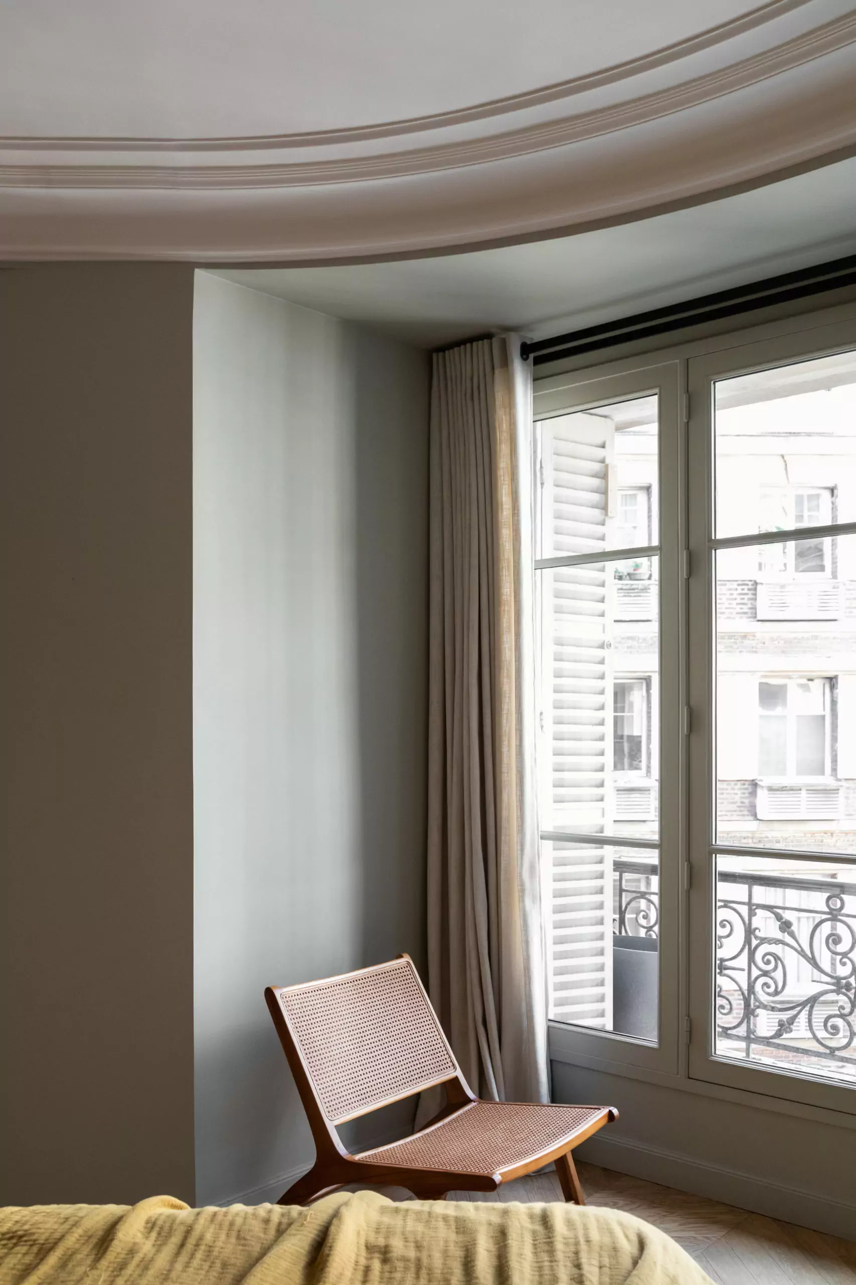 Aménagement intérieur – Chambre avec fauteuil près d’une grande fenêtre – Projet Poissonnière CTEG