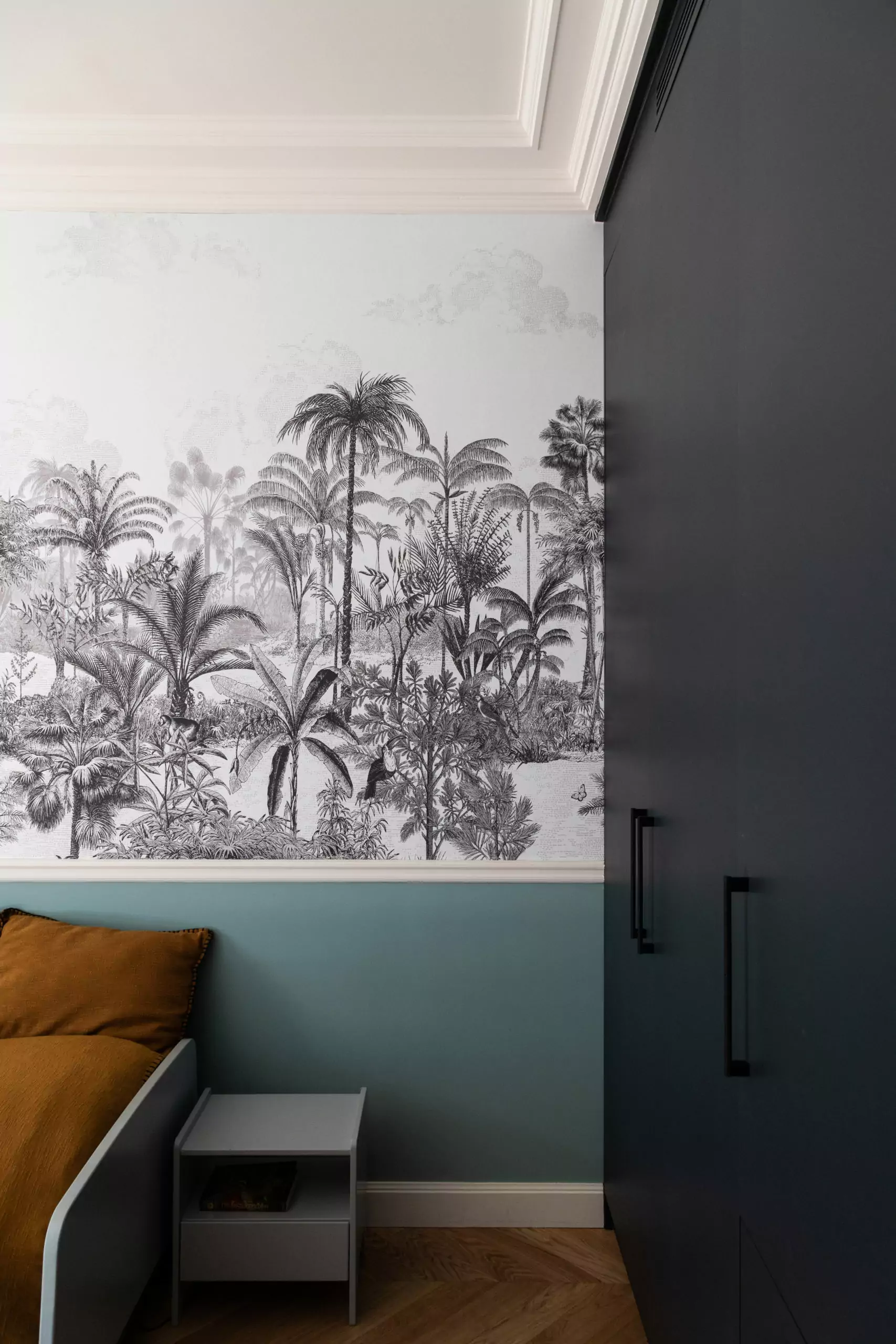 Aménagement intérieur – Chambre avec dressing bleu et papier peint jungle – Projet Poissonnière CTEG