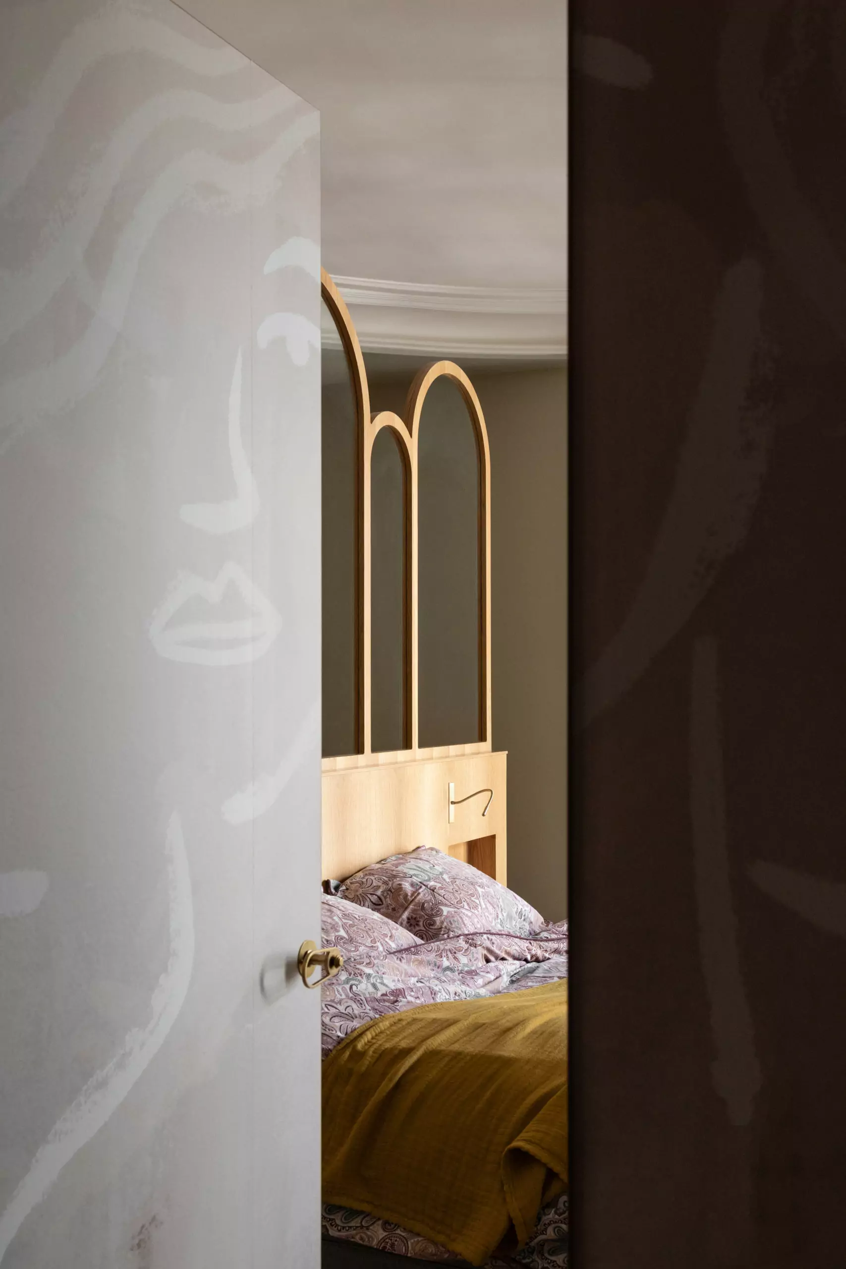 Aménagement intérieur – Chambre avec tête de lit arrondie en velours – Projet Poissonnière CTEG