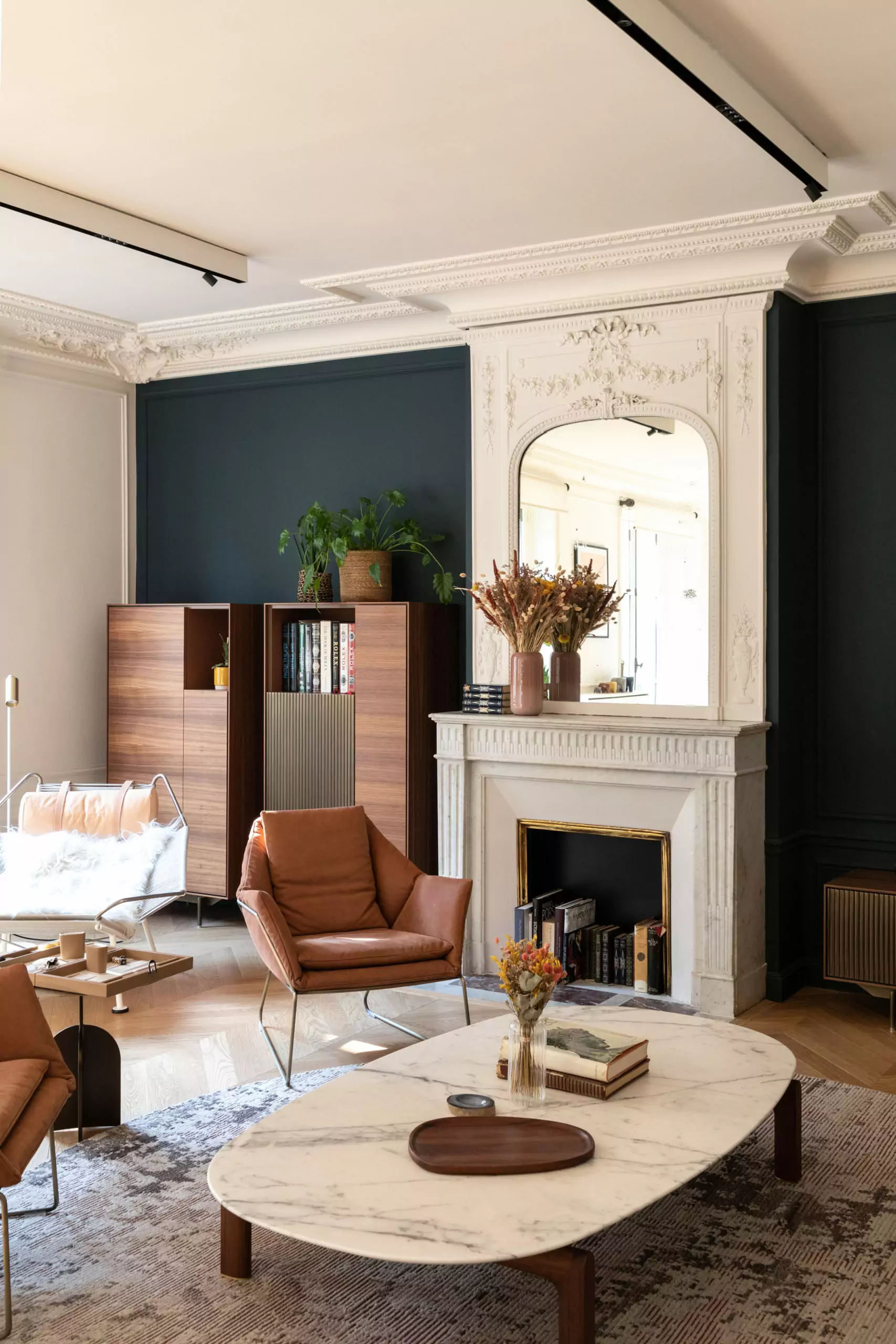Aménagement intérieur – Salon chic avec canapé marron et murs verts – Projet Poissonnière CTEG