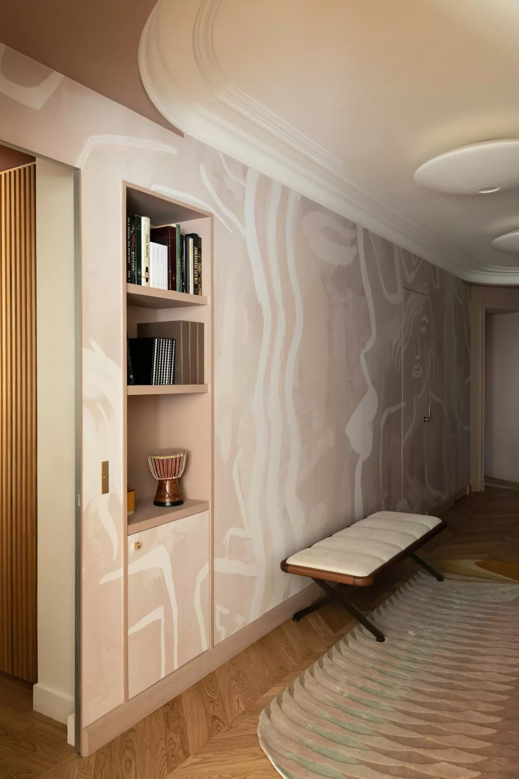 Aménagement intérieur – Entrée élégante avec assise et boiseries murales – Projet Poissonnière CTEG