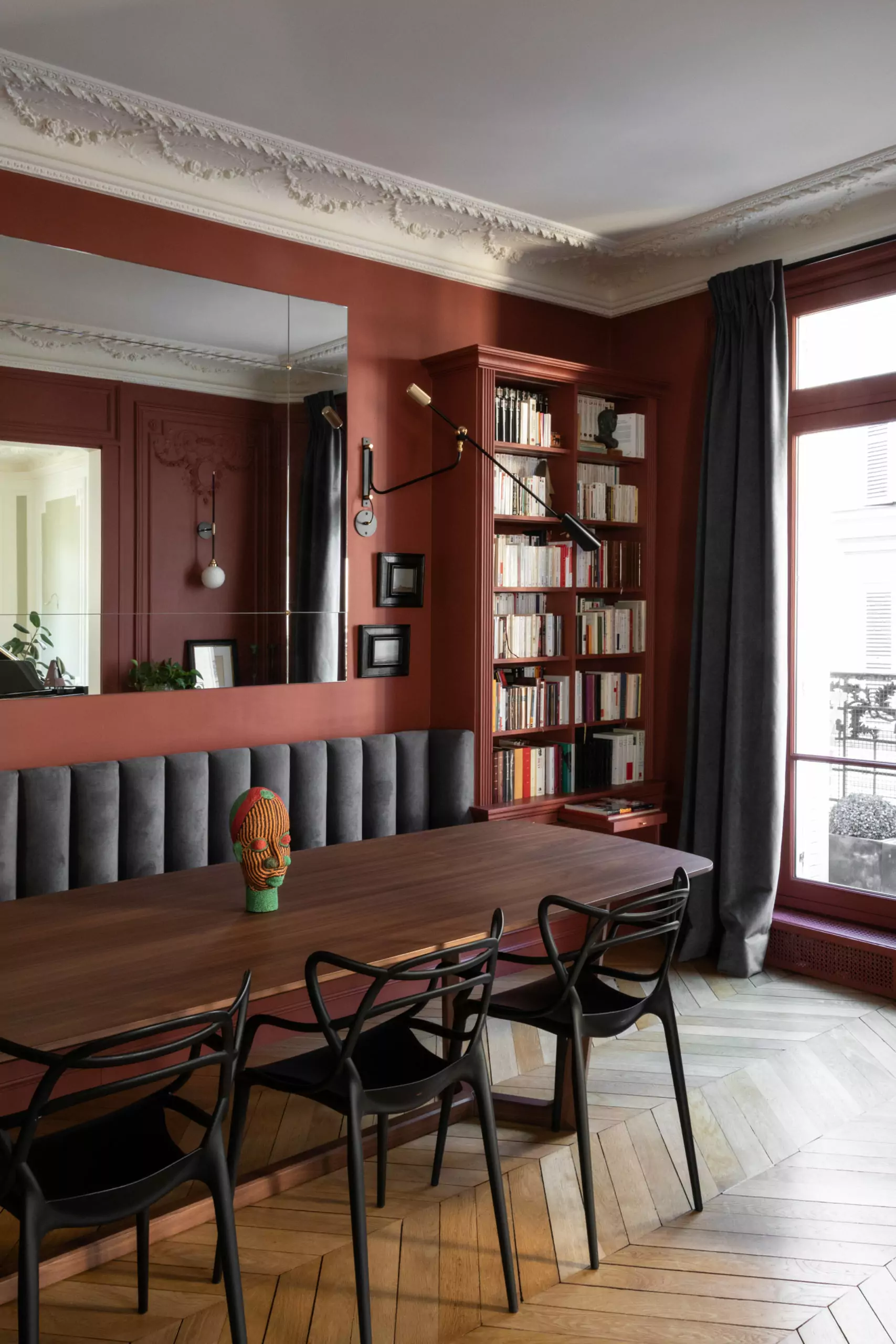 Aménagement intérieur – Salle à manger classique avec boiseries rouges – Projet Bellechasse CTEG