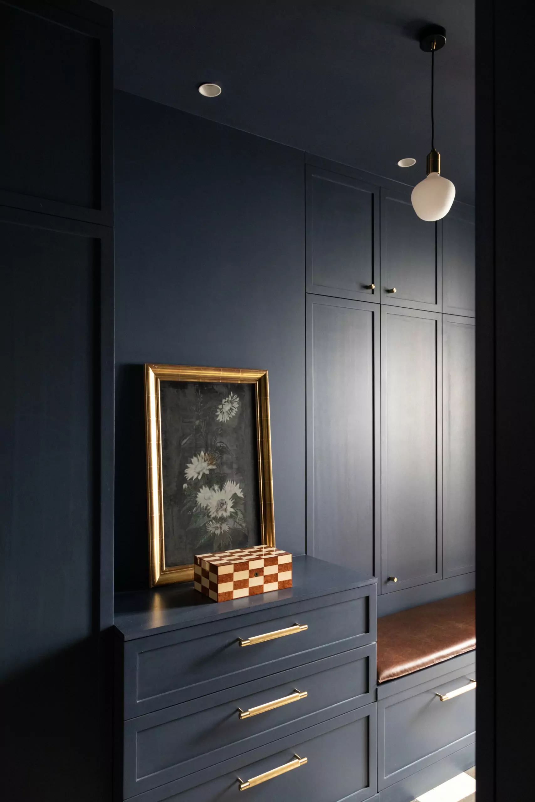 Aménagement intérieur – Couloir bleu nuit avec miroir et console – Projet Bellechasse CTEG