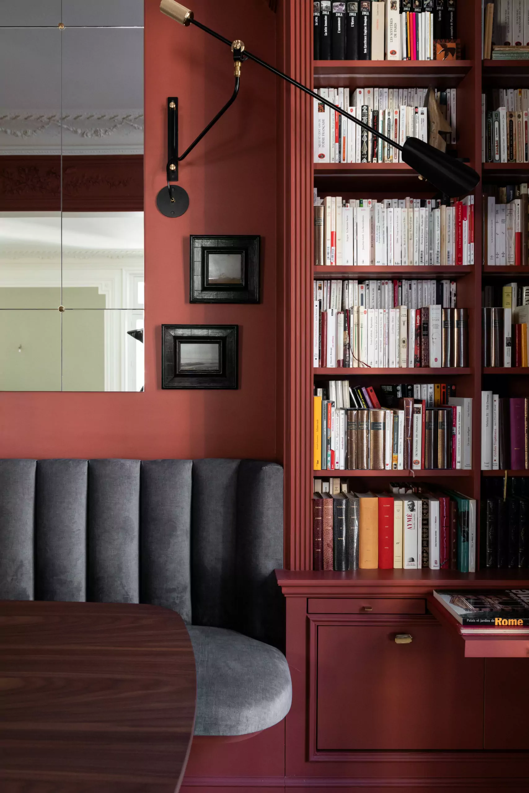 Aménagement intérieur – Salle à manger élégante avec murs rouges et bibliothèque – Projet Bellechasse CTEG
