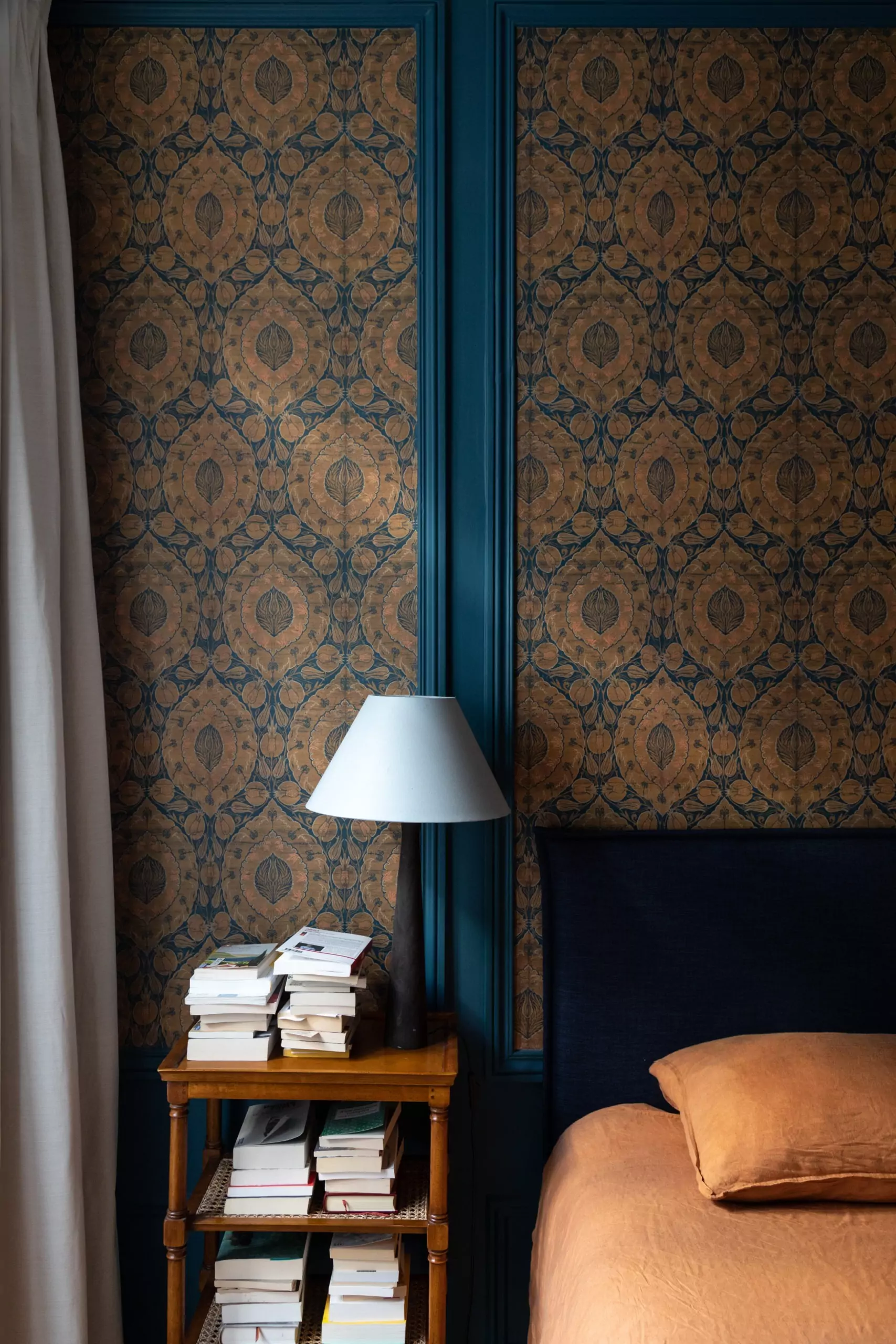 Aménagement intérieur – Chambre avec tête de lit capitonnée et grand dessin mural – Projet Bellechasse CTEG