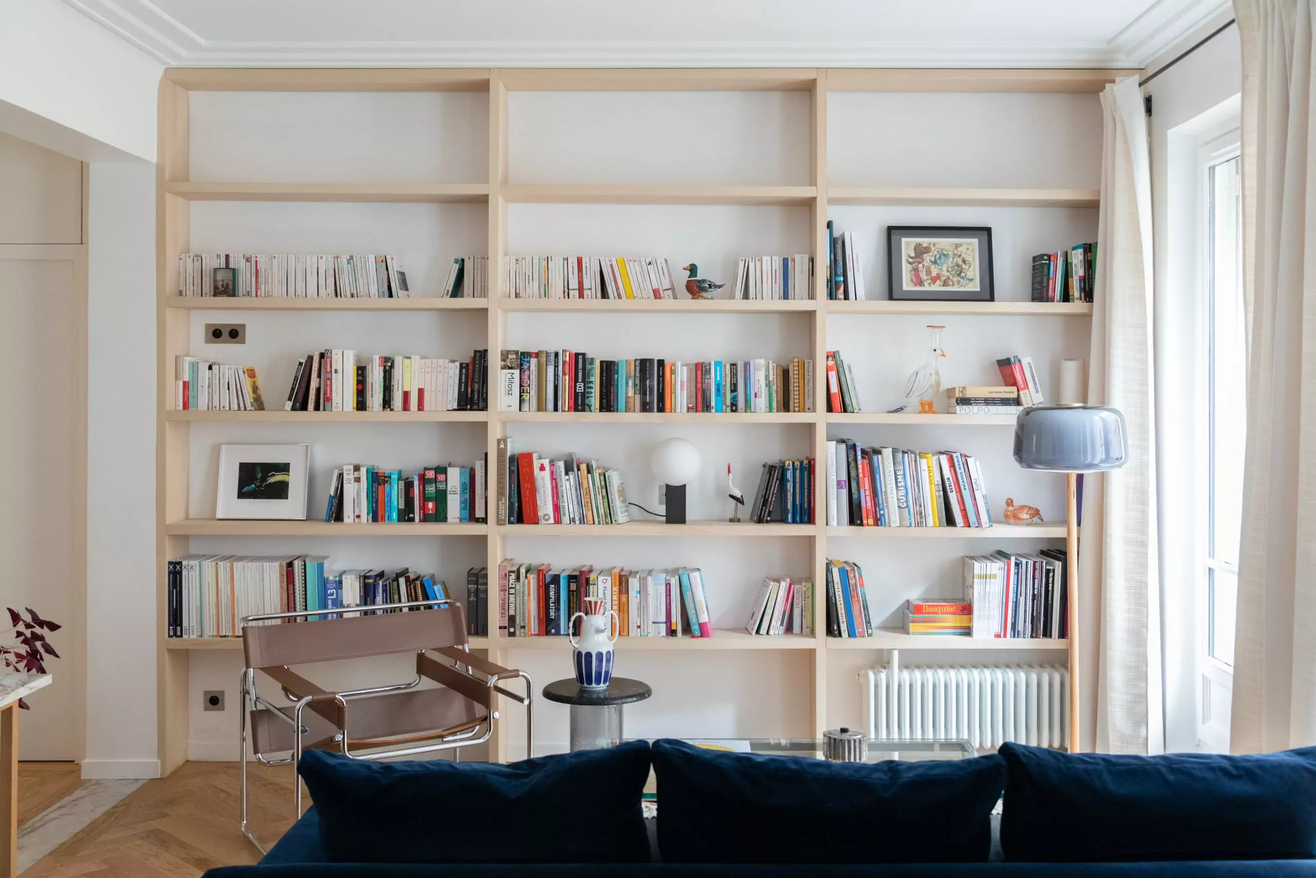 Aménagement intérieur – Bibliothèque bois clair sur mesure – Projet Édimbourg CTEG