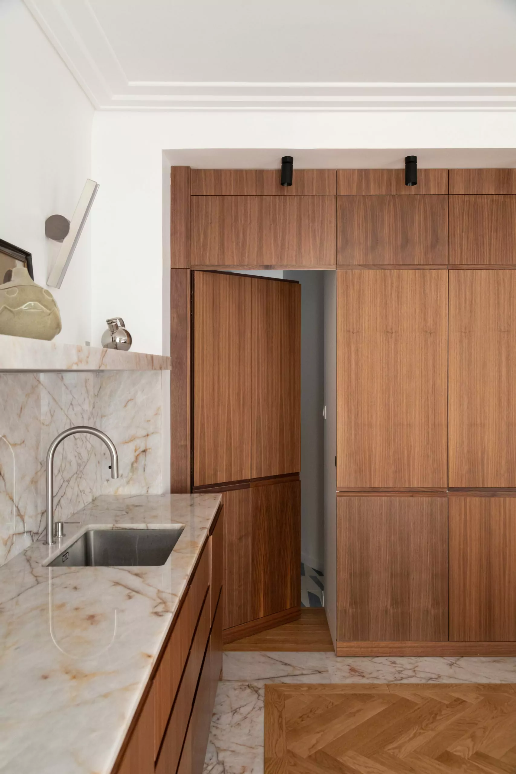 Aménagement intérieur – Cuisine bois clair avec plan de travail marbre – Projet Édimbourg CTEG