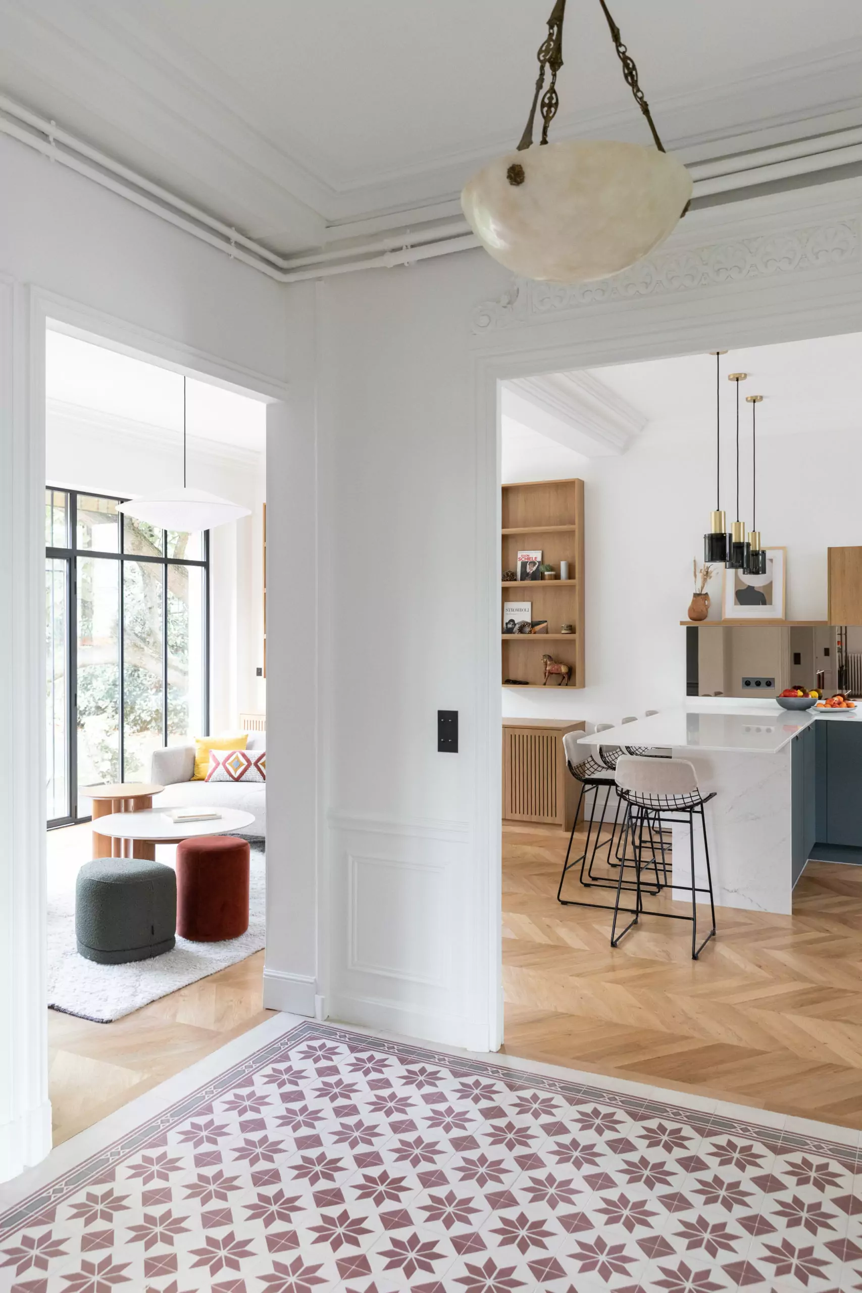 Aménagement intérieur – Salle à manger avec suspension moderne et parquet en chevrons – Projet Asnières CTEG
