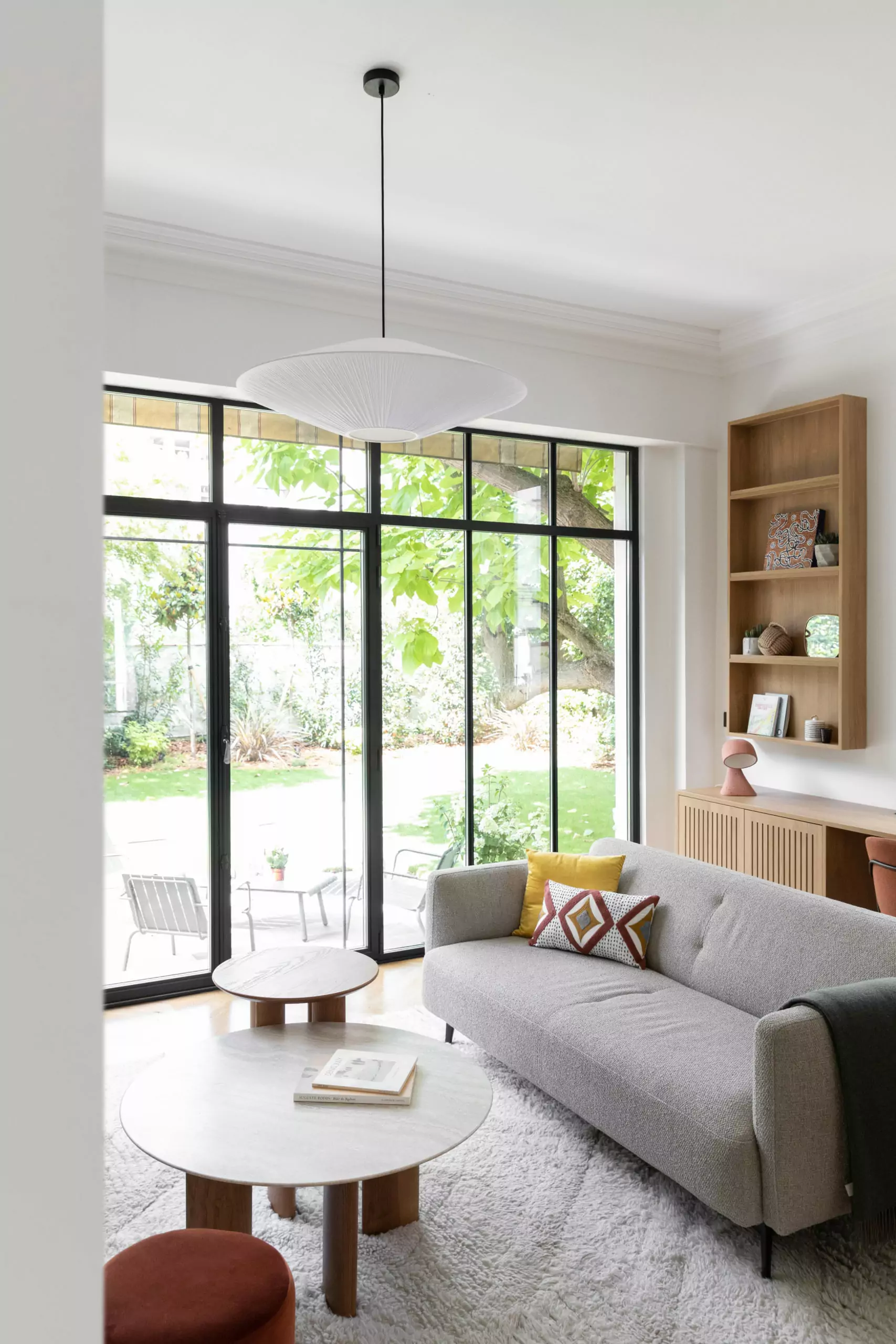 Aménagement intérieur – Couloir avec miroir rond et parquet bois – Projet Asnières CTEG