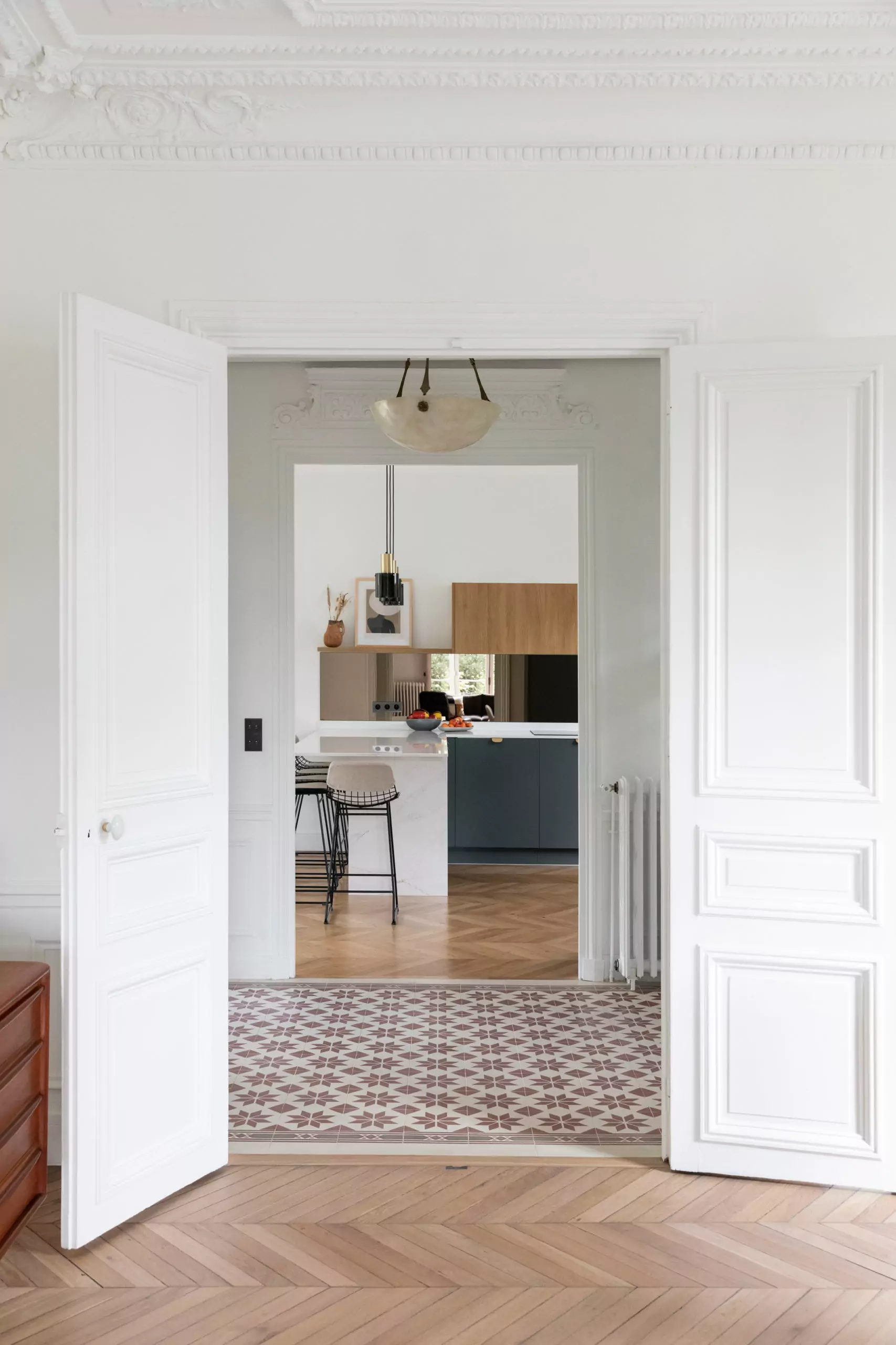 Aménagement intérieur – Entrée lumineuse avec parquet et miroir – Projet Asnières CTEG
