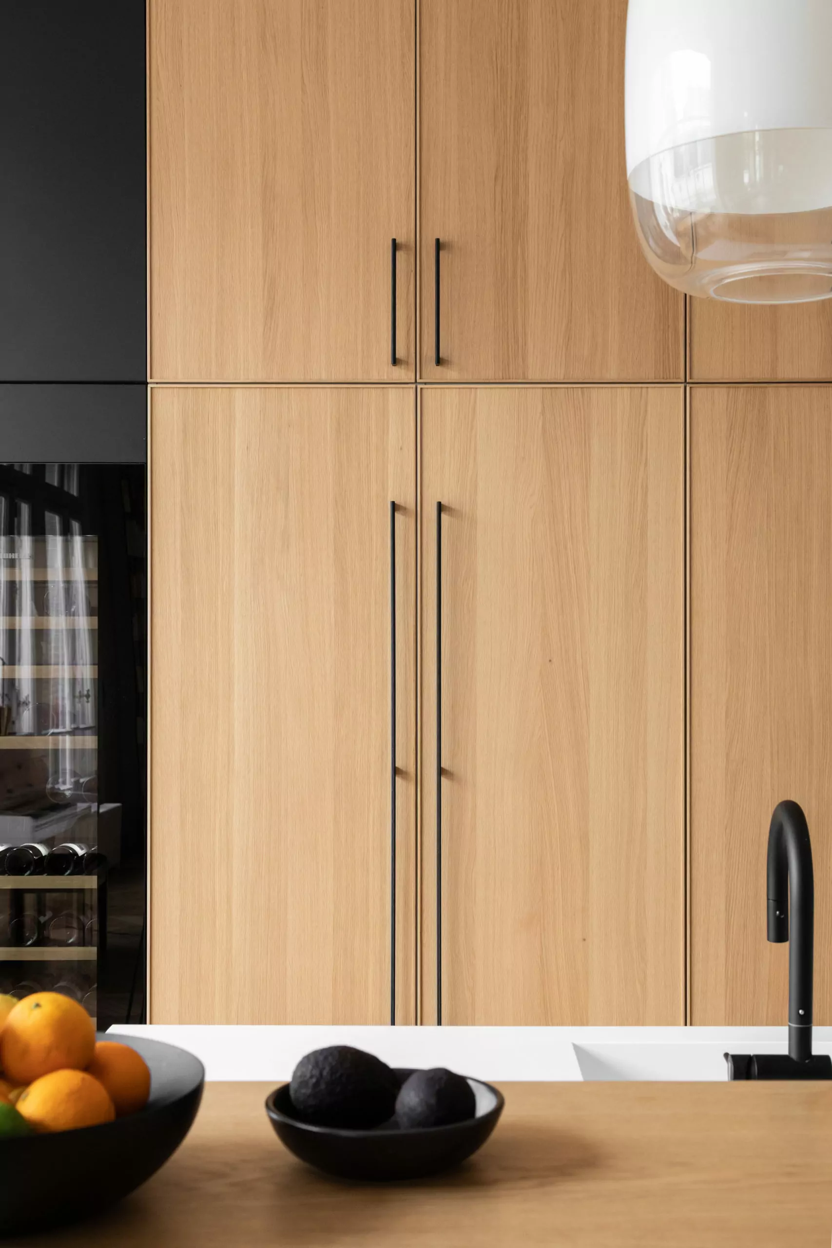 Aménagement intérieur – Détail de façade bois claire avec poignées – Projet Greuze CTEG