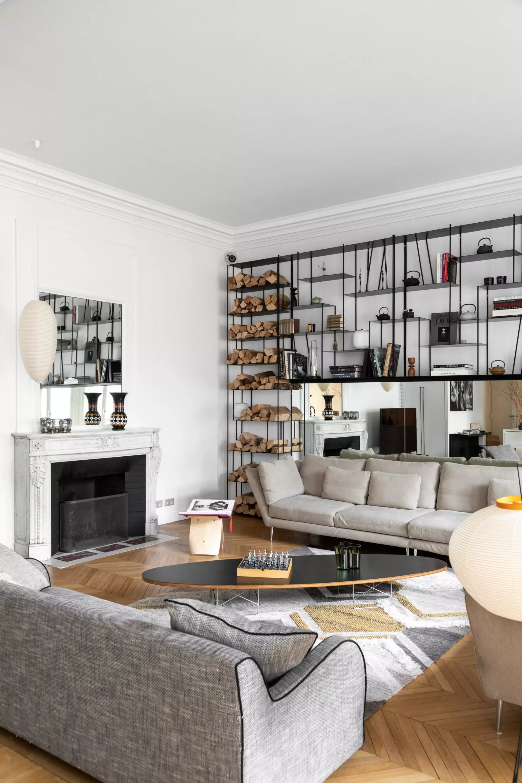 Aménagement intérieur – Salon lumineux avec canapé et bibliothèque intégrée – Projet Greuze CTEG