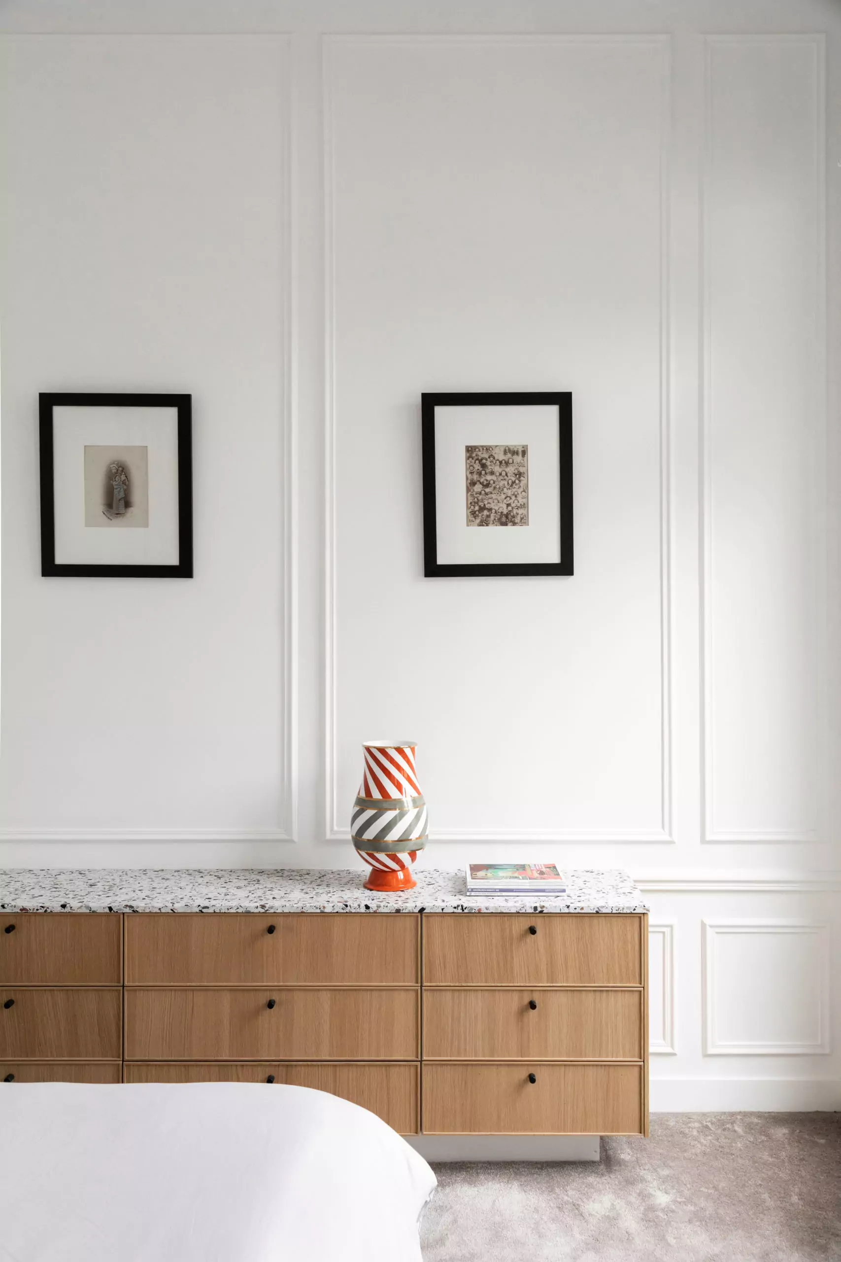 Aménagement intérieur – Chambre minimaliste avec commode bois clair – Projet Greuze CTEG