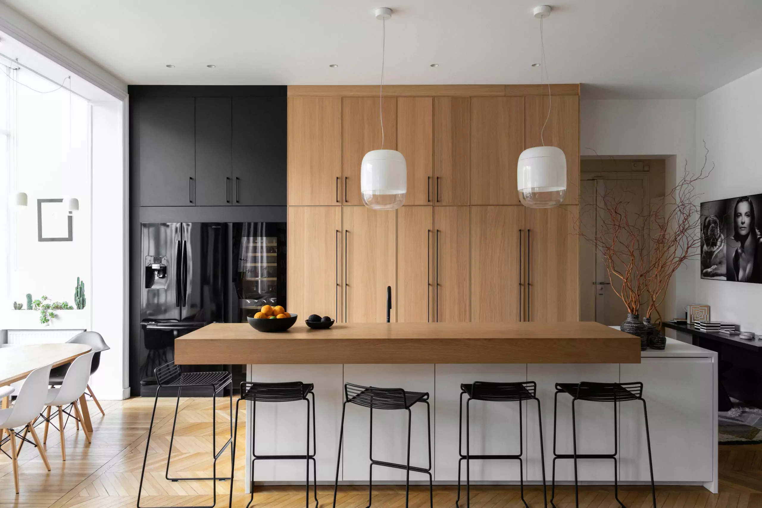 Aménagement intérieur – Cuisine bois clair et noir avec suspensions – Projet Greuze CTEG