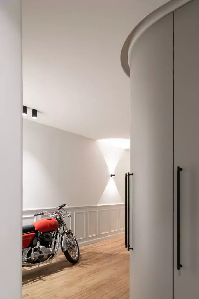 Aménagement intérieur – Garage transformé en espace de vie avec moto – Projet Panthéon CTEG