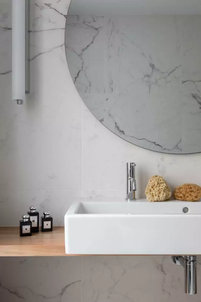 Aménagement intérieur – Salle de bain moderne avec vasque et miroir circulaire – Projet Panthéon CTEG