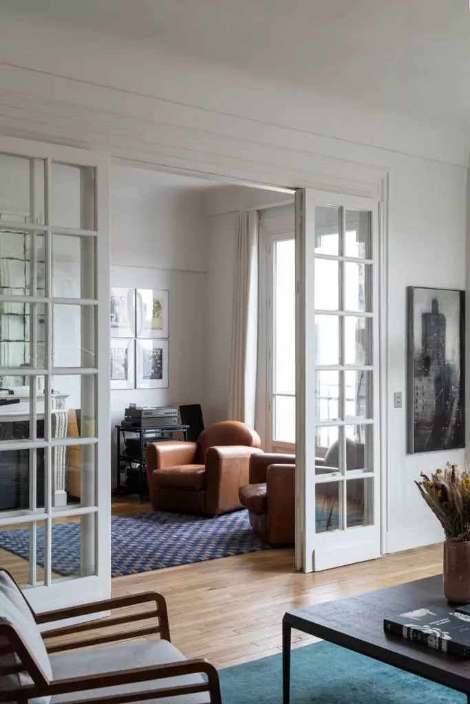 Aménagement intérieur – Salle de séjour avec miroir mural et canapé – Projet Panthéon CTEG