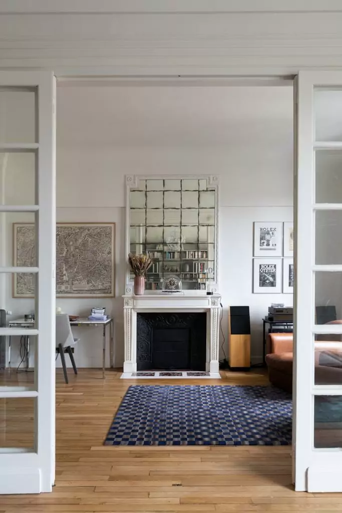 Aménagement intérieur – Salon lumineux avec tapis bleu et mobilier moderne – Projet Panthéon CTEG
