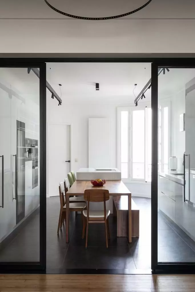 Aménagement intérieur – Couloir moderne avec verrière noire – Projet Panthéon CTEG