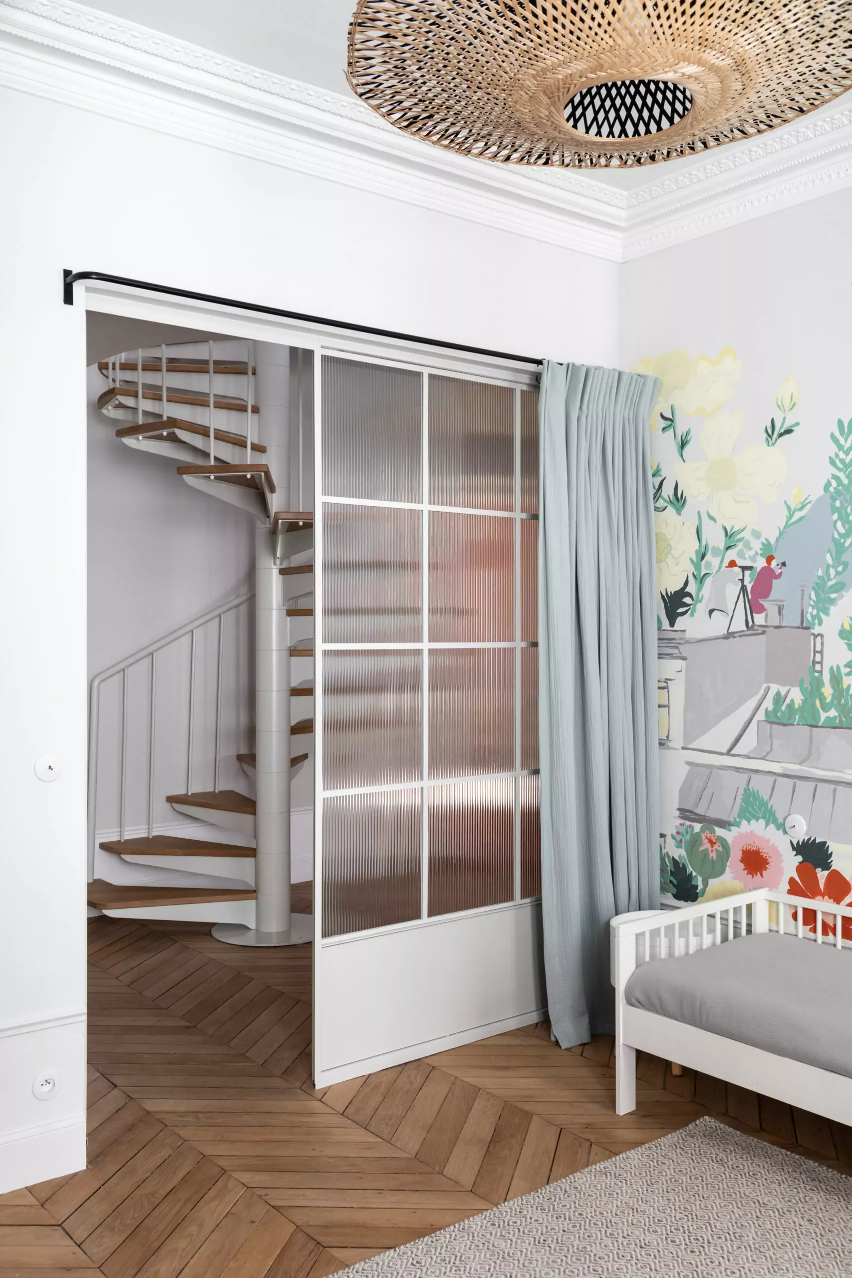 Aménagement intérieur – Chambre d’enfant avec fresque murale colorée – Projet Turgot CTEG