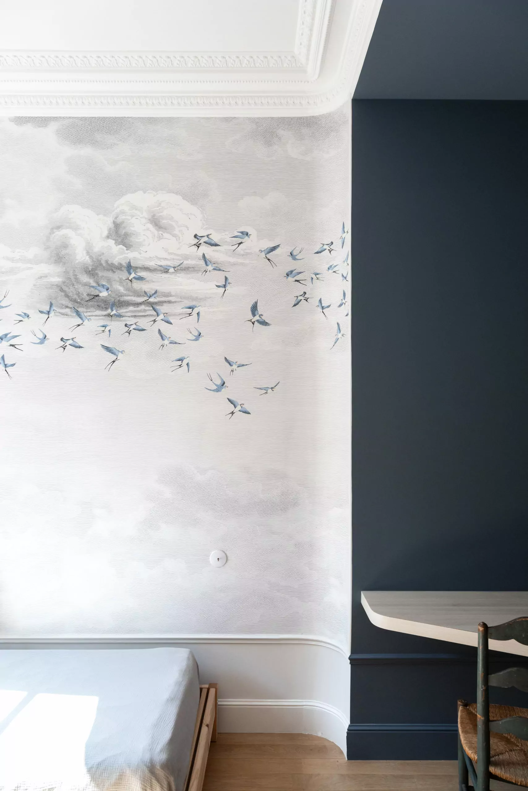 Aménagement intérieur – Chambre avec fresque murale et lit simple – Projet Turgot CTEG