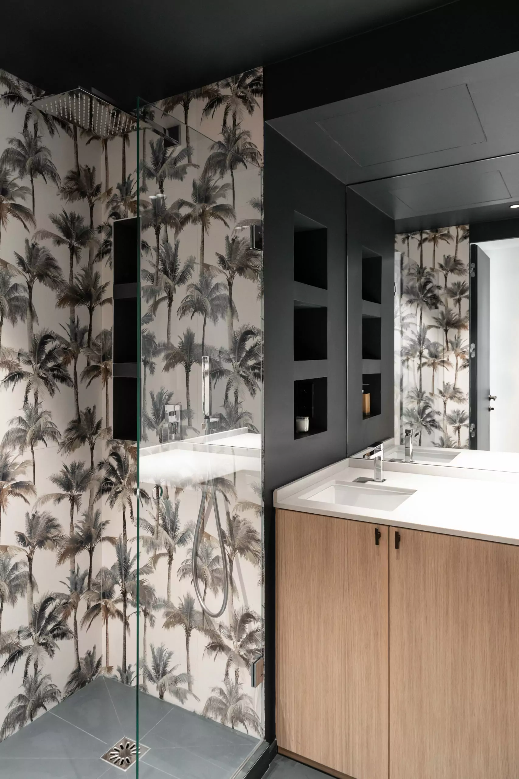 Aménagement intérieur – Coin repas avec mur décoratif fleuri – Projet Grenelle CTEG