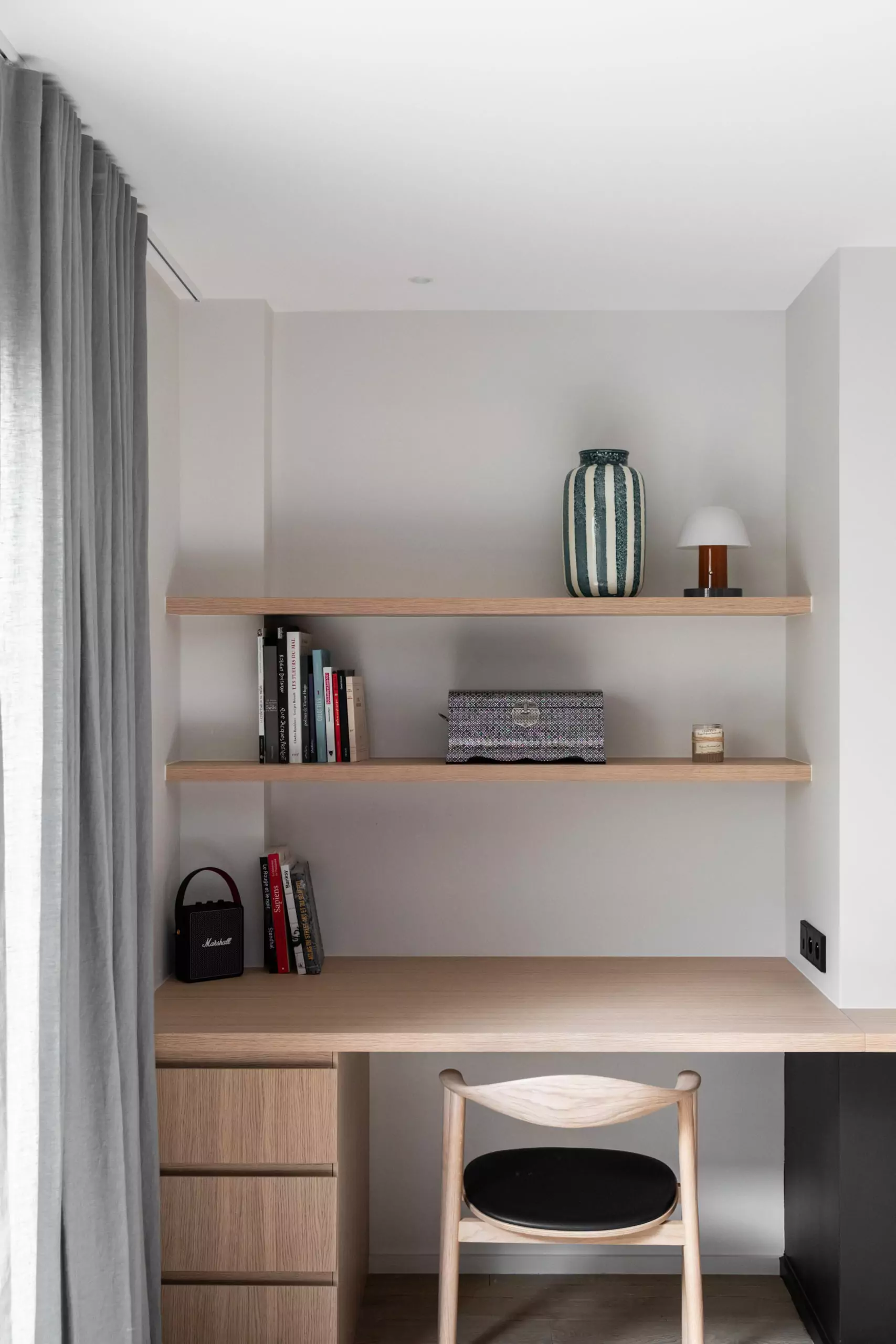 Aménagement intérieur – Bureau moderne avec étagères bois et chaise blanche – Projet Grenelle CTEG