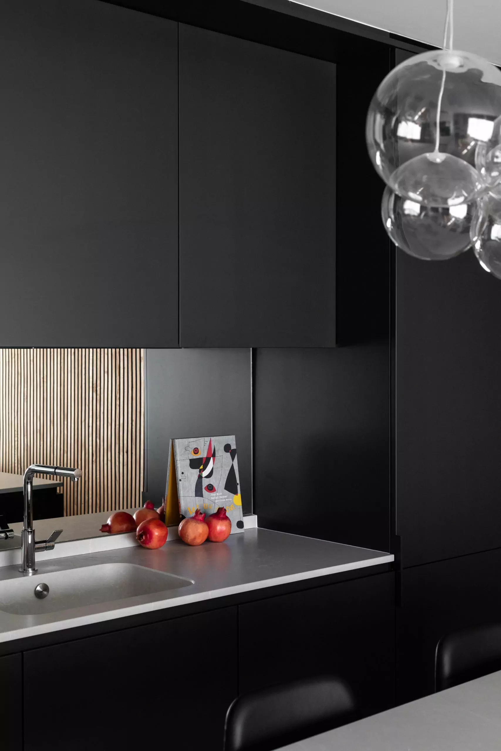 Aménagement intérieur – Cuisine contemporaine noire avec îlot central – Projet Grenelle CTEG