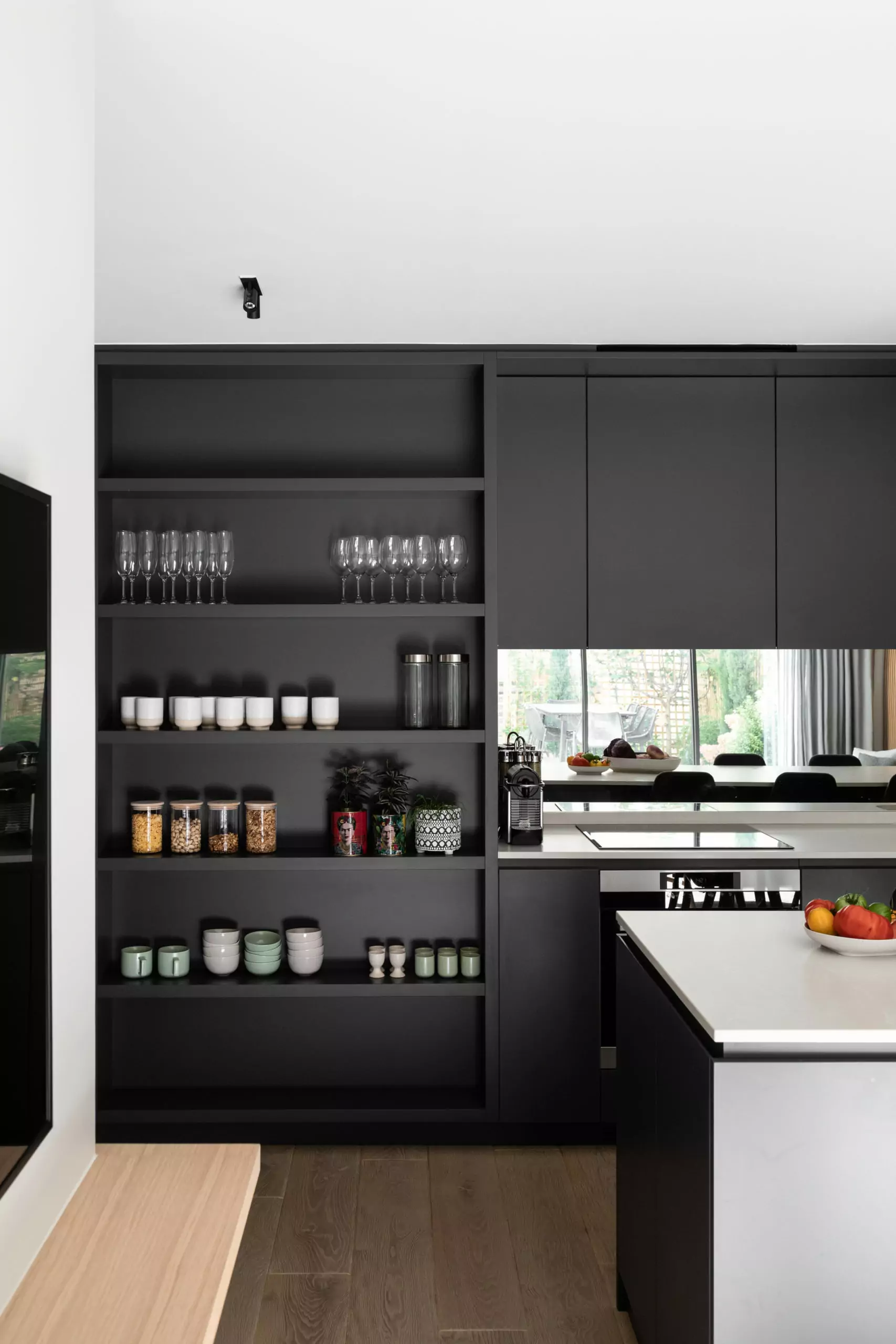 Aménagement intérieur – Cuisine moderne noire et bois clair – Projet Grenelle CTEG