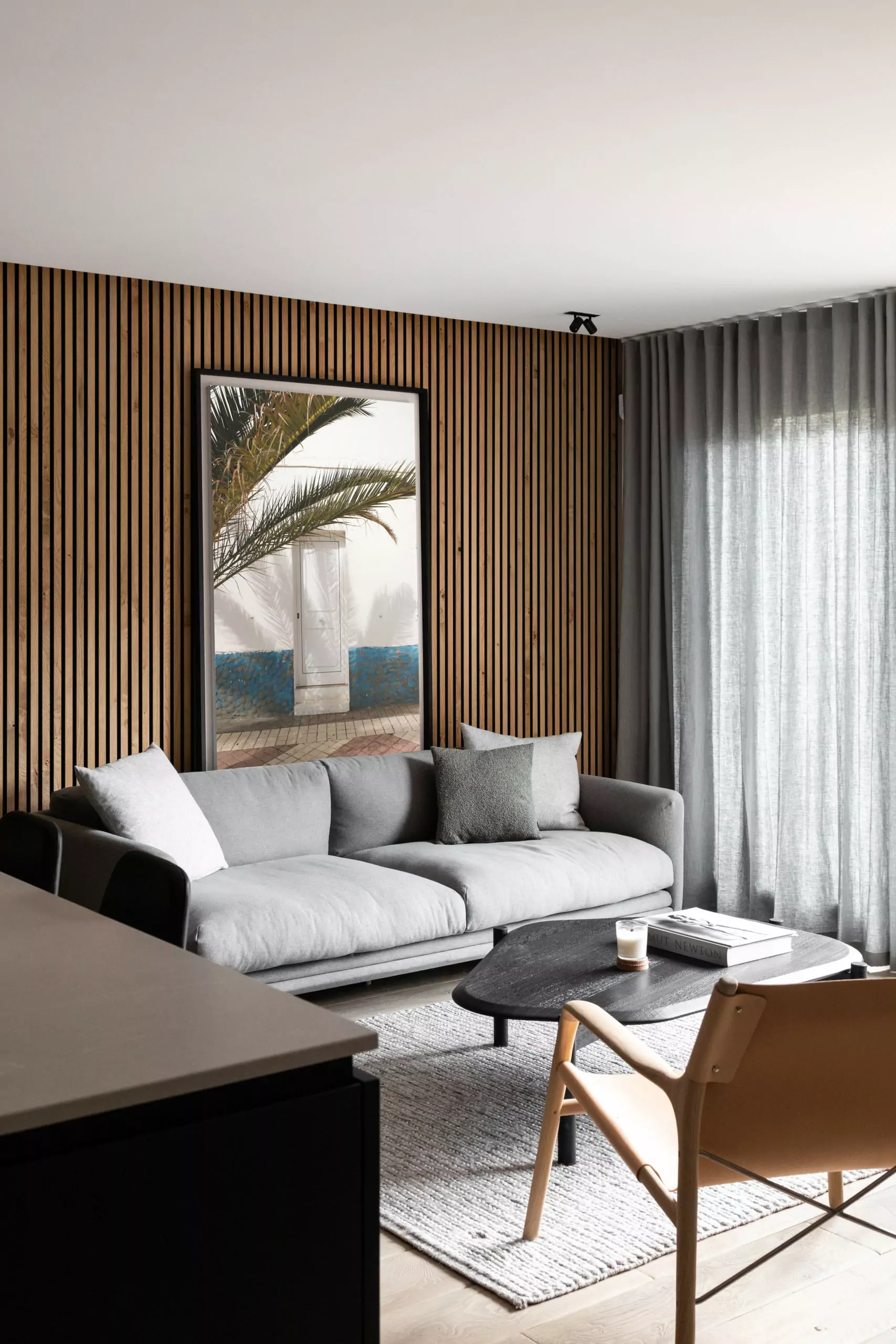 Aménagement intérieur – Chambre avec miroir mural et tons naturels – Projet Grenelle CTEG