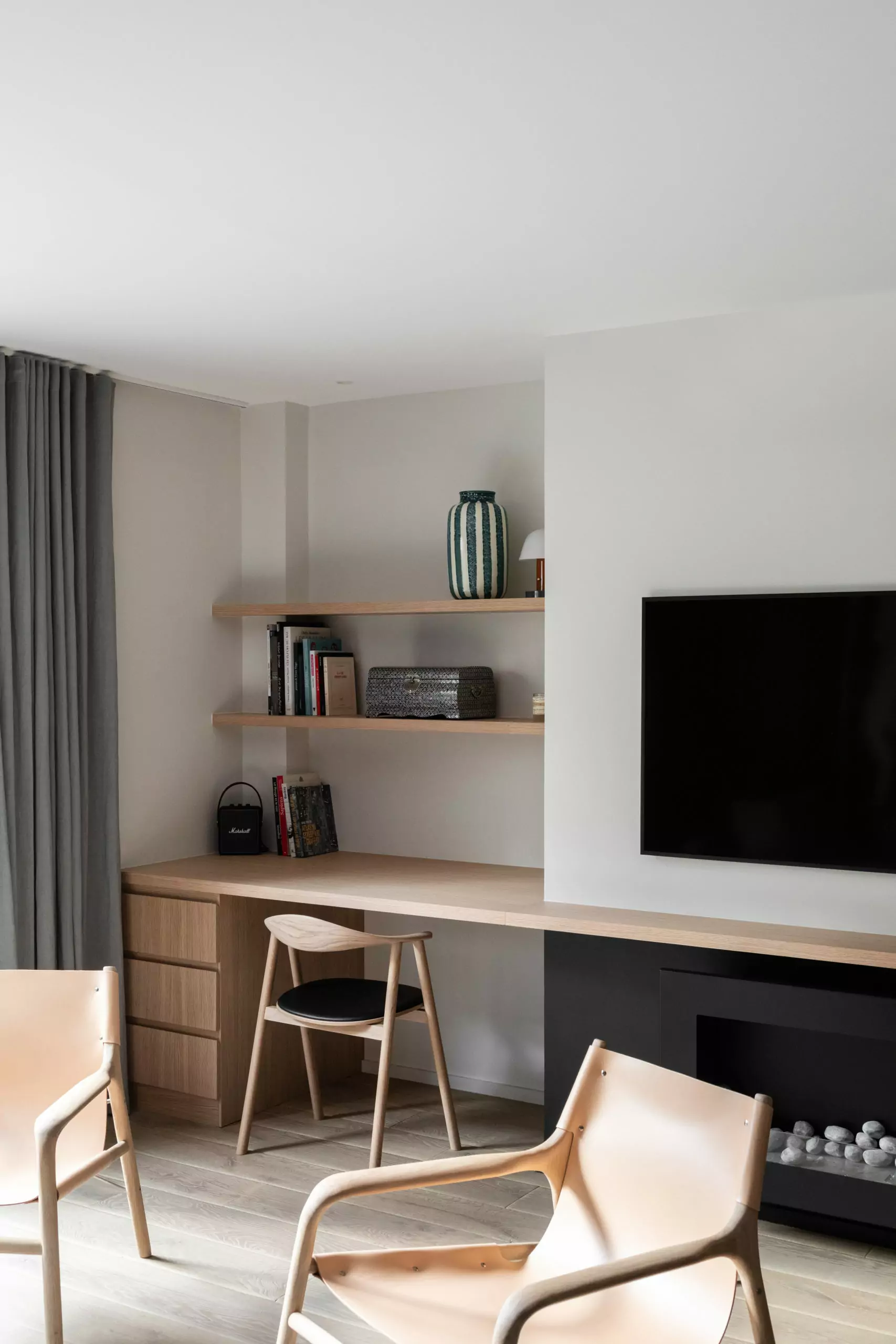 Aménagement intérieur – Bibliothèque bois avec bureau intégré – Projet Grenelle CTEG