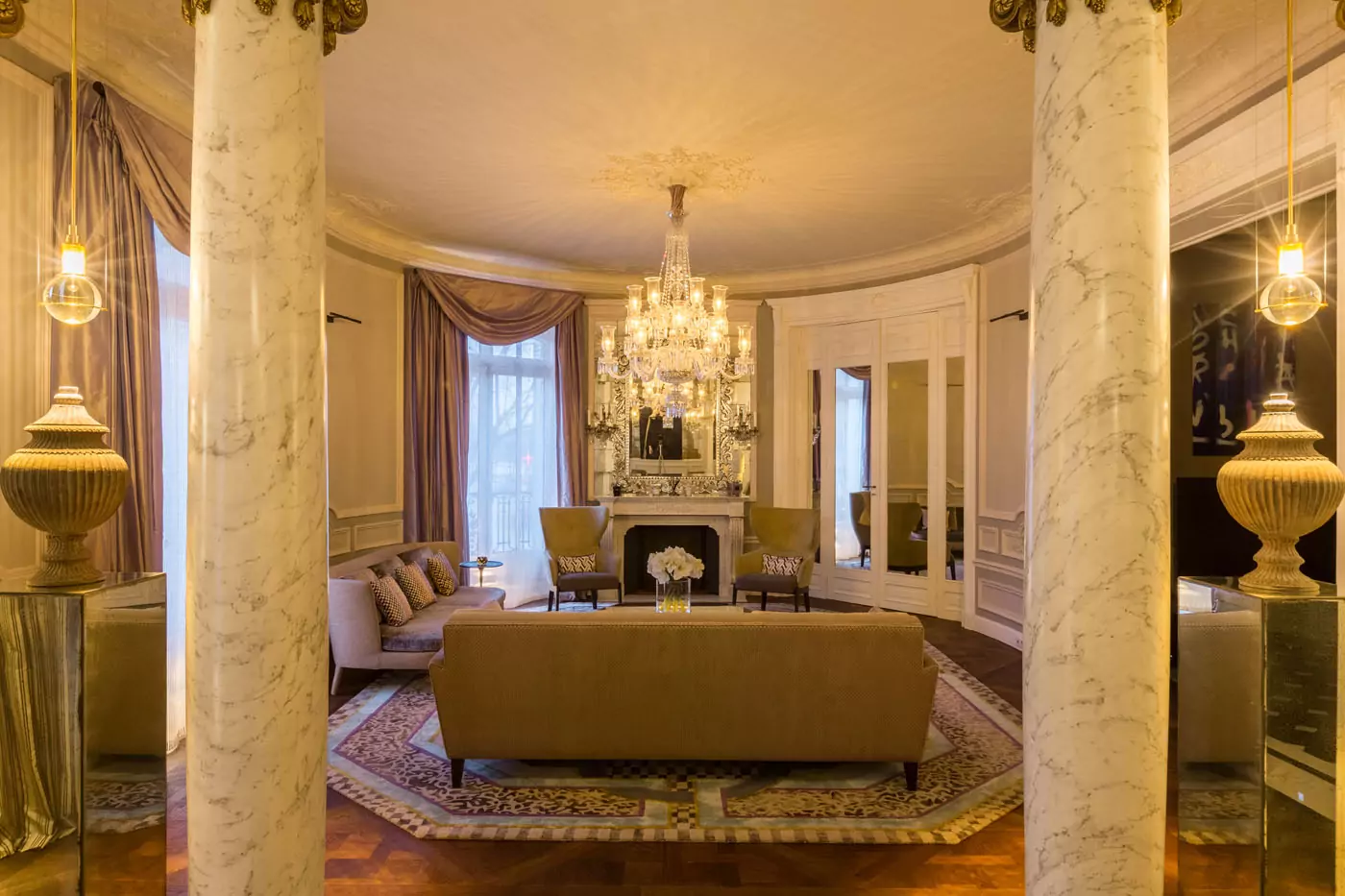 Aménagement intérieur – Suite parentale avec lit à baldaquin et colonnes – Projet Alma CTEG