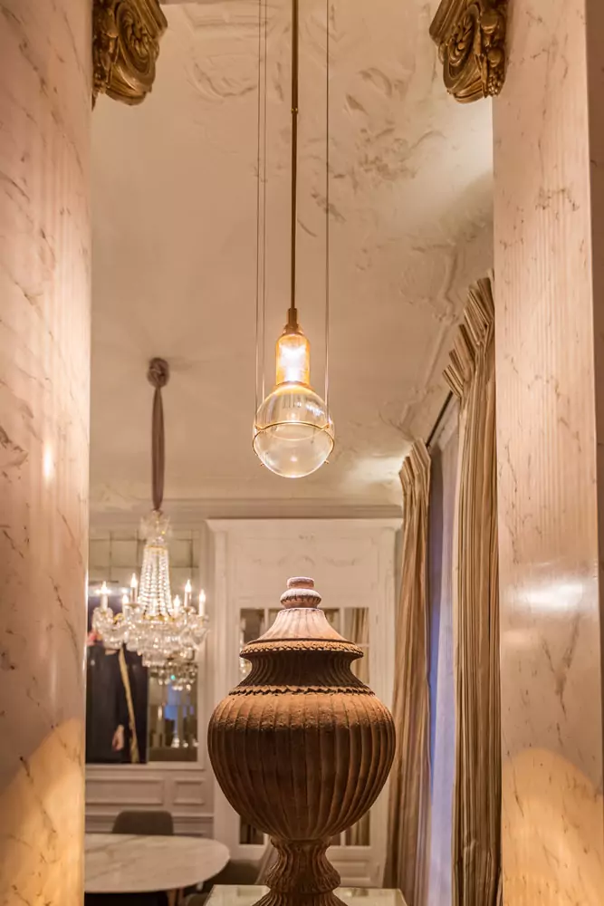 Aménagement intérieur – Détail de suspension lumineuse dorée – Projet Alma CTEG