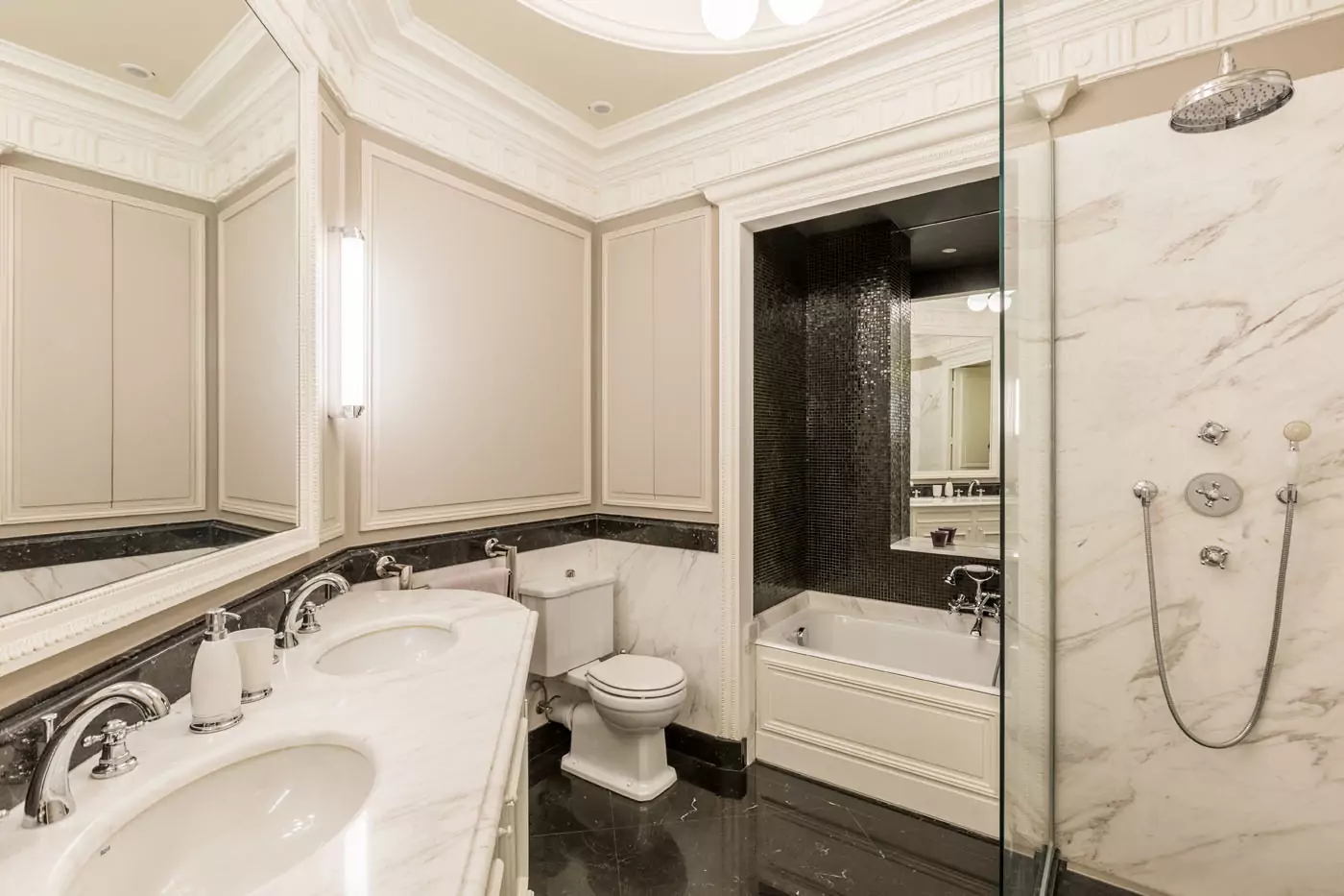 Aménagement intérieur – Salle de bain élégante en marbre blanc – Projet Alma CTEG