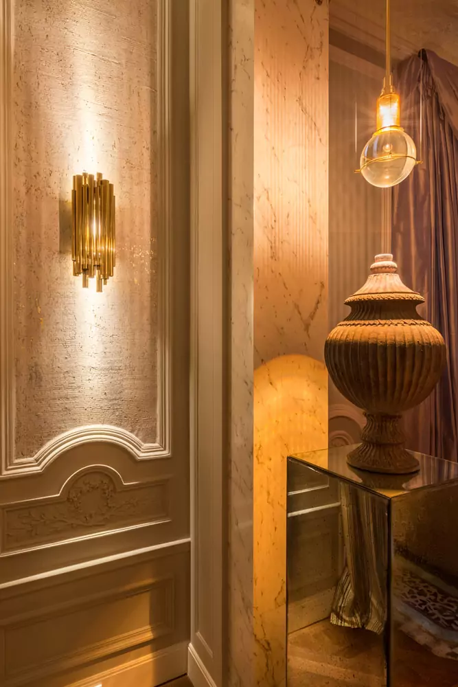 Aménagement intérieur – Détail décoratif d’un mur doré – Projet Alma CTEG