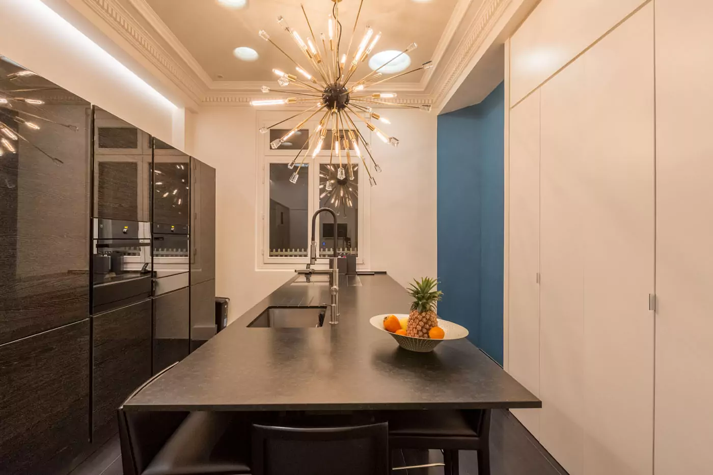 Aménagement intérieur – Cuisine contemporaine avec ilot noir – Projet Alma CTEG