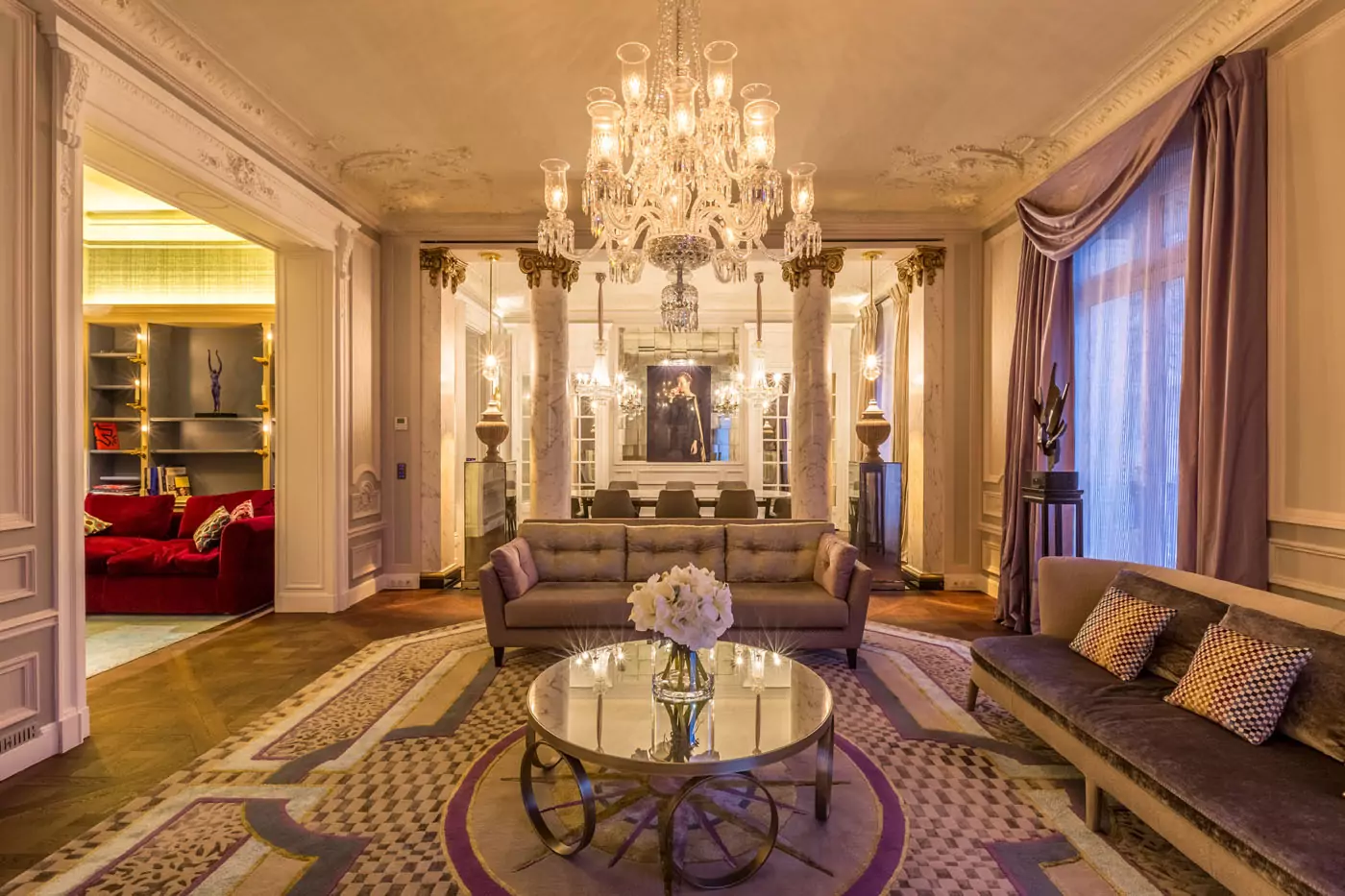 Salle de réception avec moulures et grand lustre – Projet Alma CTEG