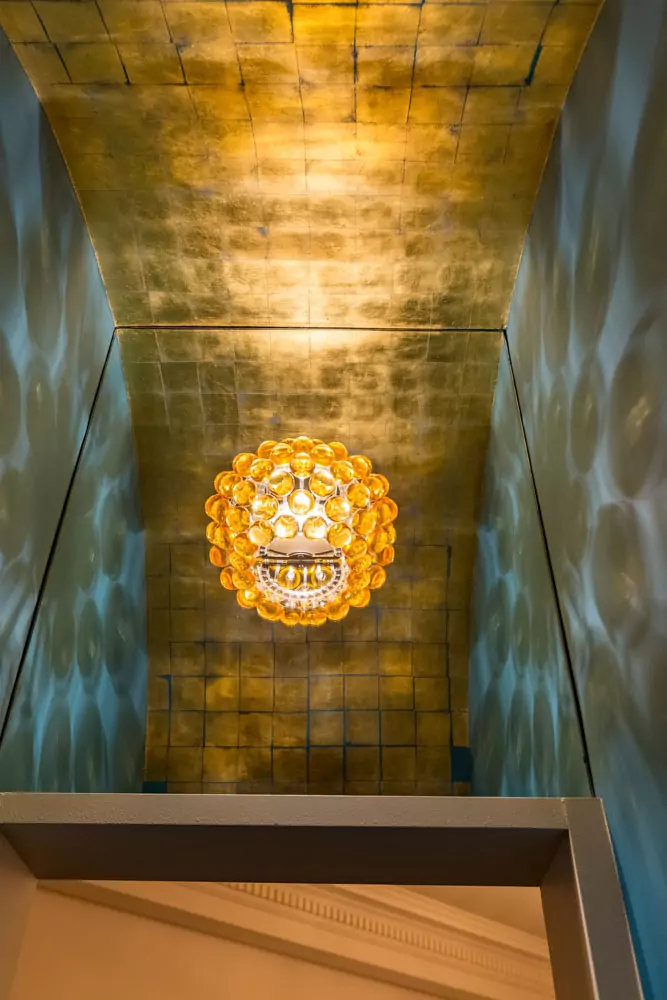 Aménagement intérieur – Plafond orné avec fresque et éclairage – Projet Alma CTEG