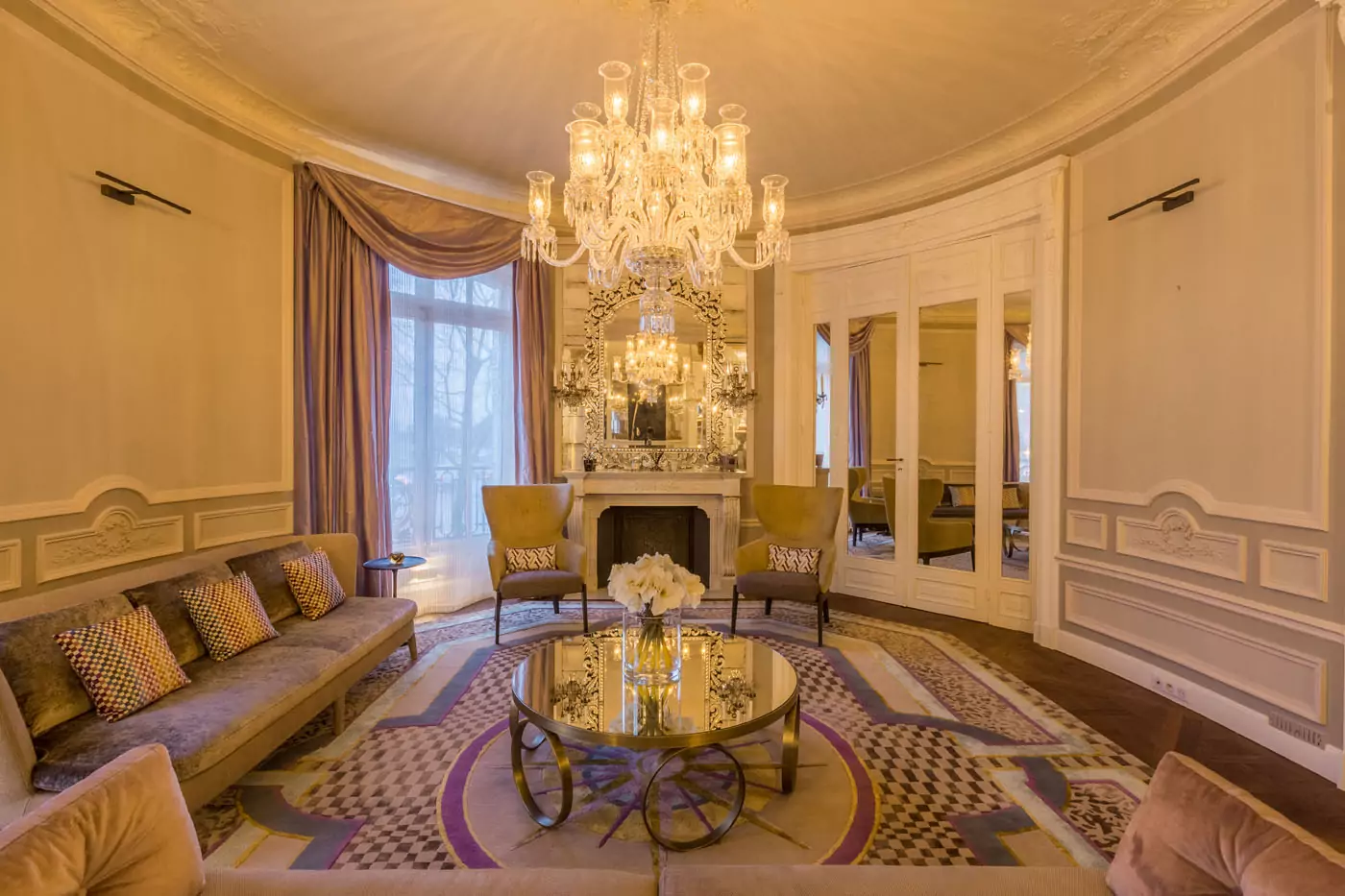 Aménagement intérieur – Salon classique avec tapis et lustre central – Projet Alma CTEG