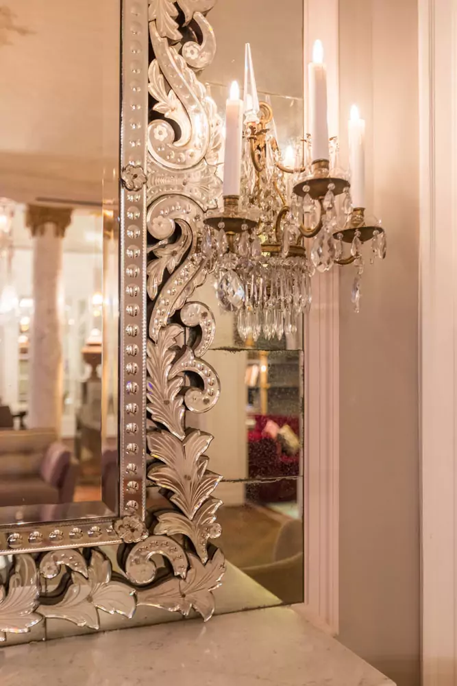 Aménagement intérieur – Miroir orné avec applique murale – Projet Alma CTEG