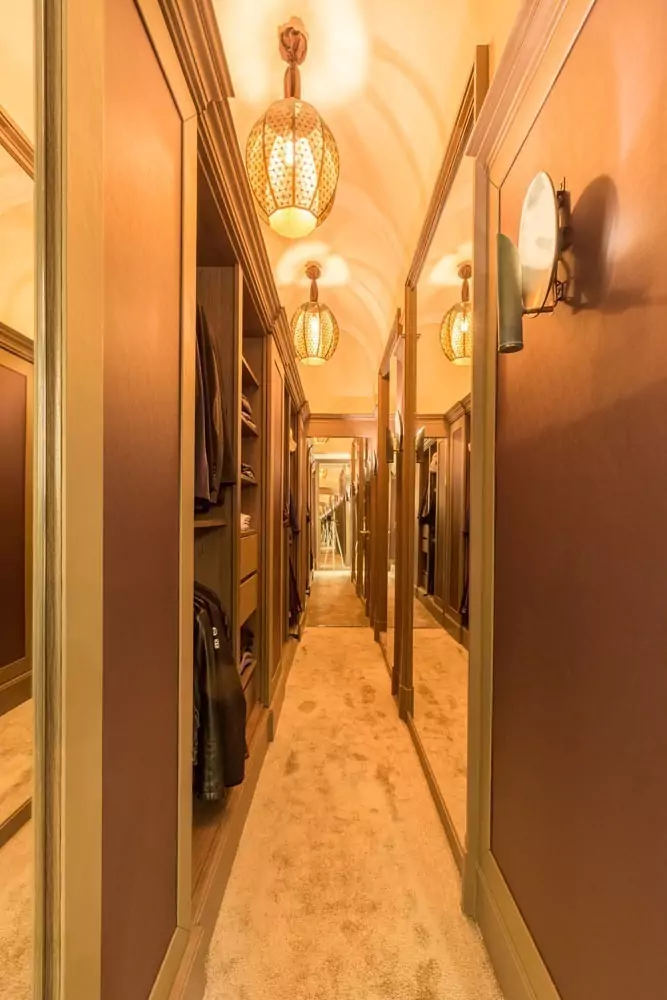 Aménagement intérieur – Couloir étroit avec éclairage chaleureux – Projet Alma CTEG